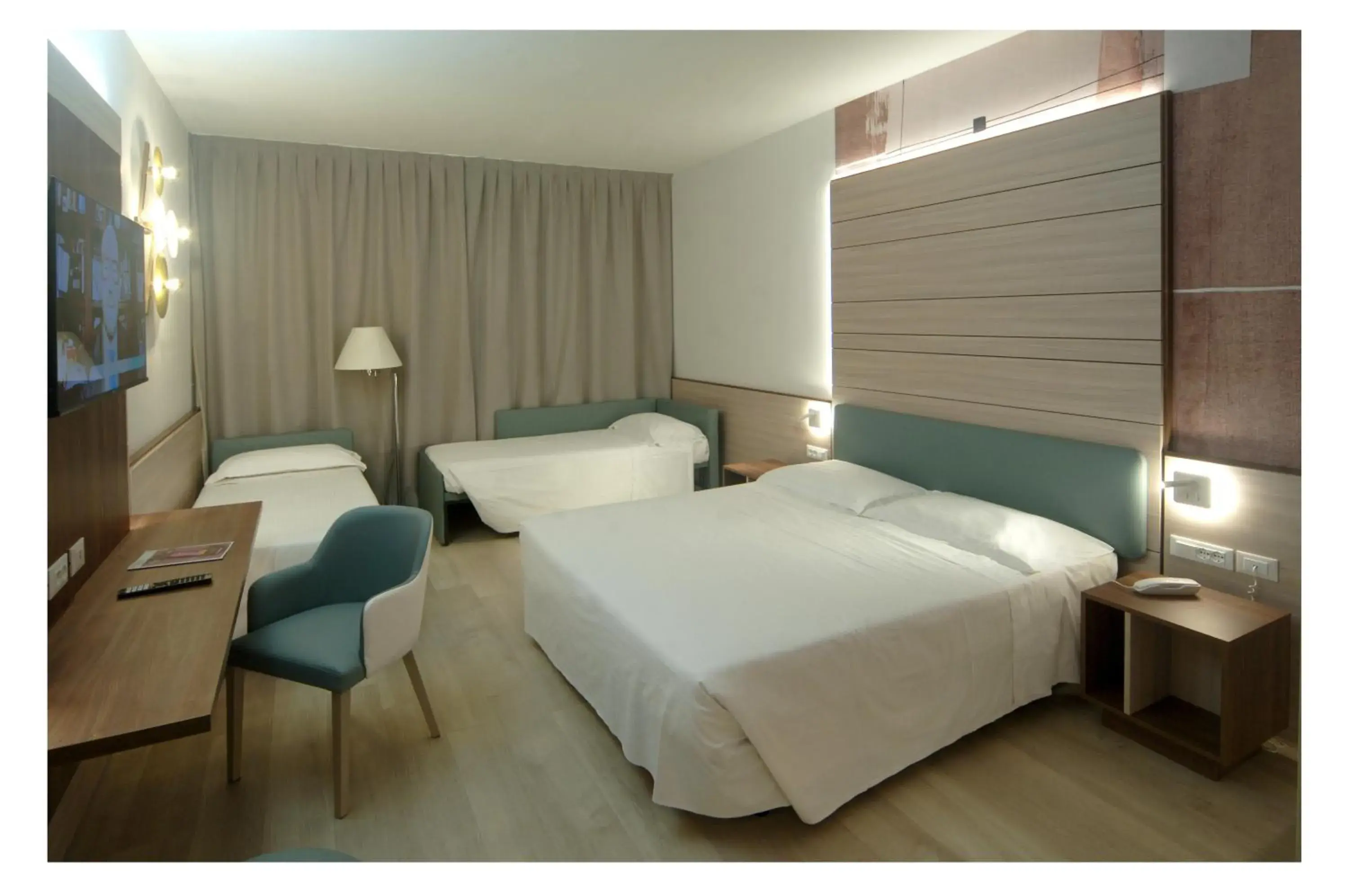 Standard Quadruple Room in Hotel Victoria Standard Quadruple Room in Hotel Victoria