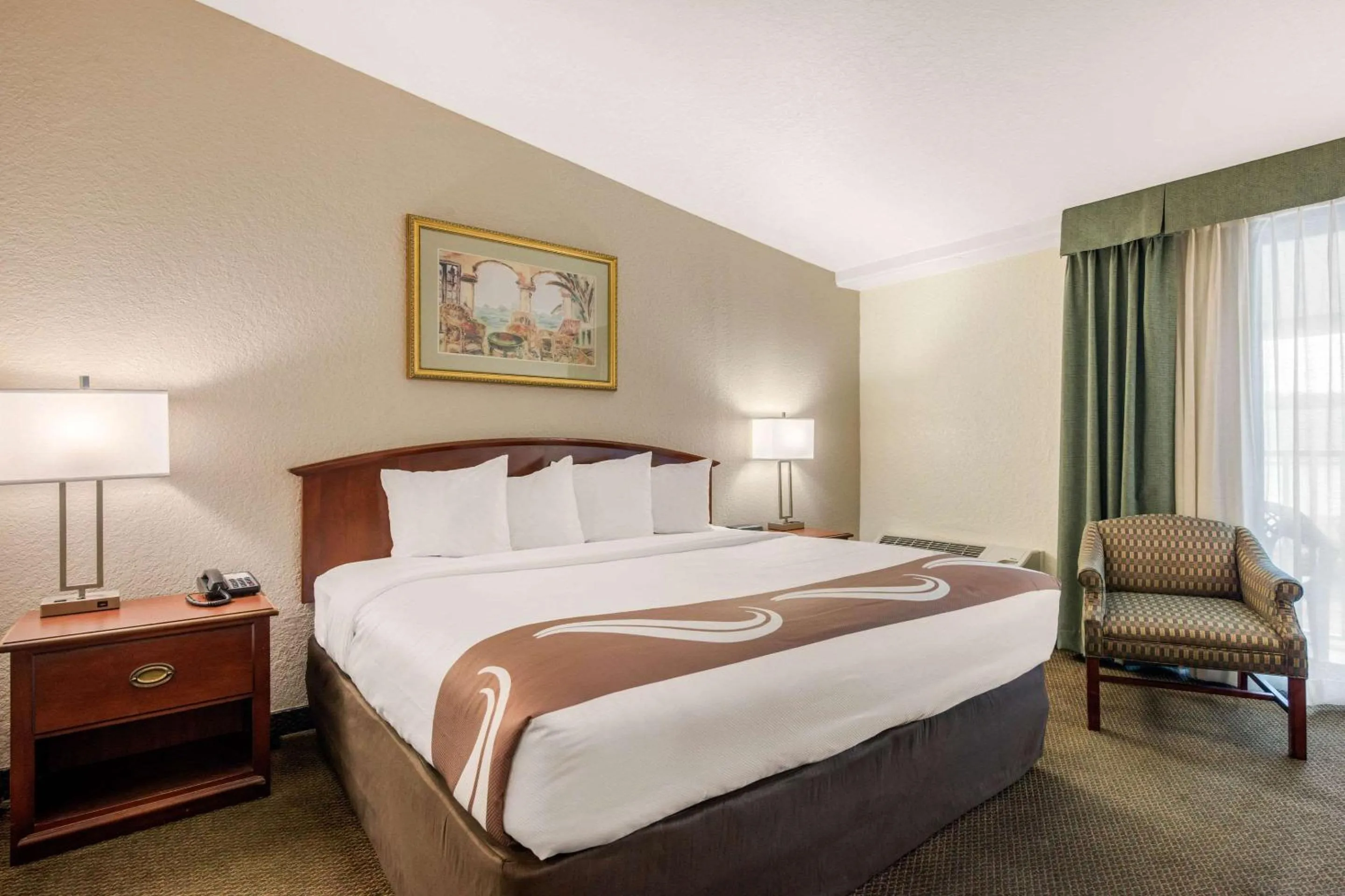 Photo of the whole room, Bed in Quality Inn & Suites Tarpon Springs South