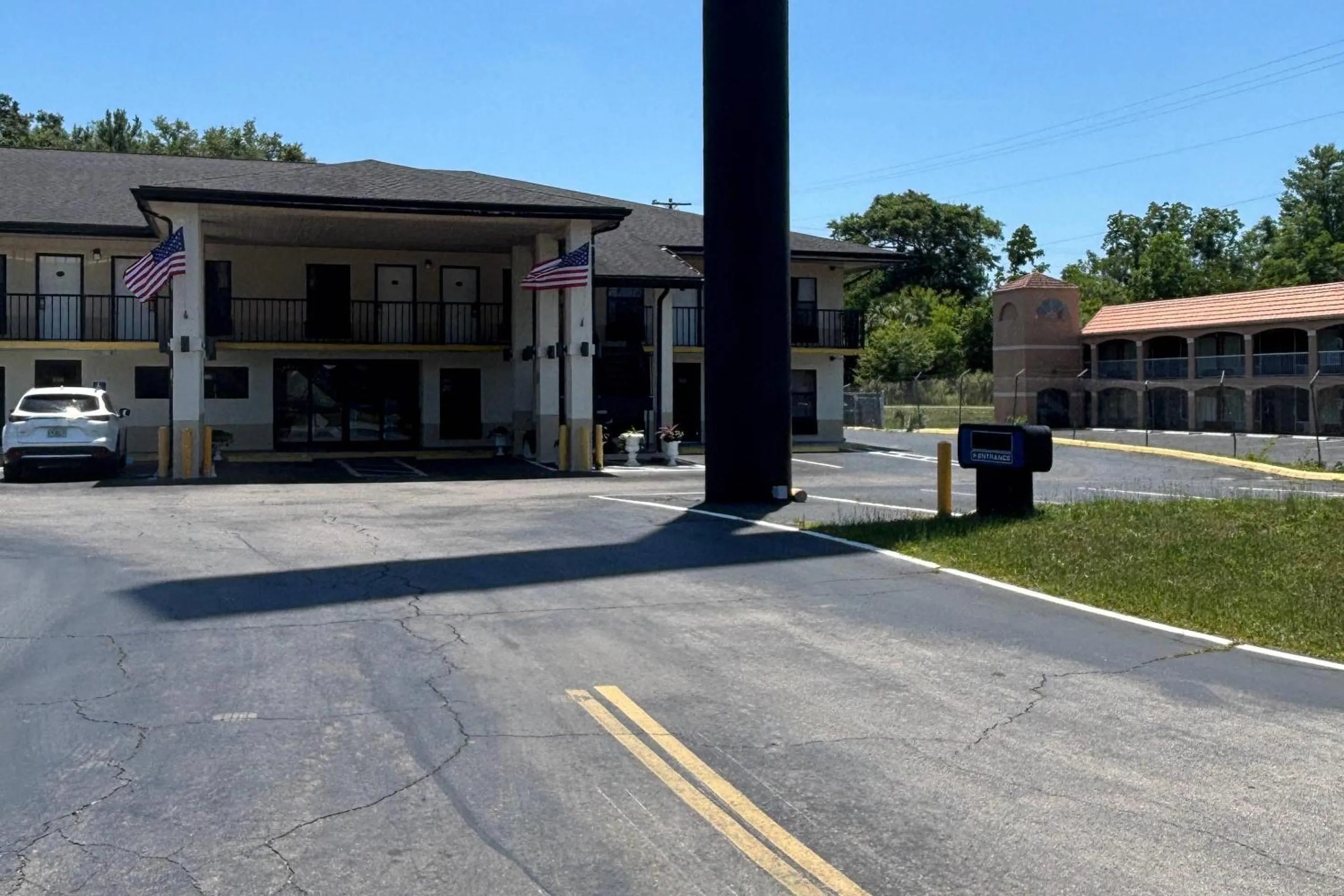 Property building in Alachua Inn