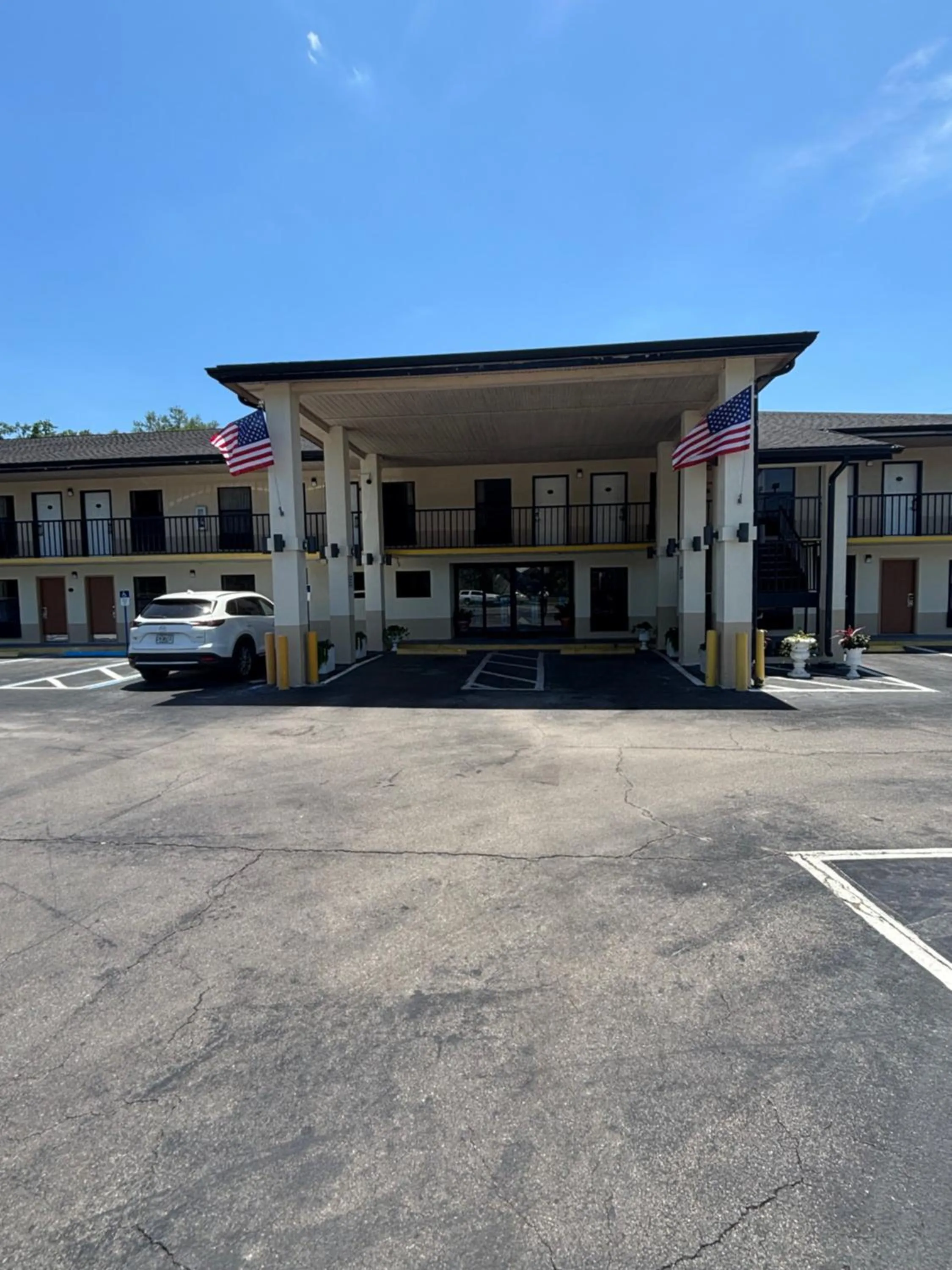 Property building in Alachua Inn