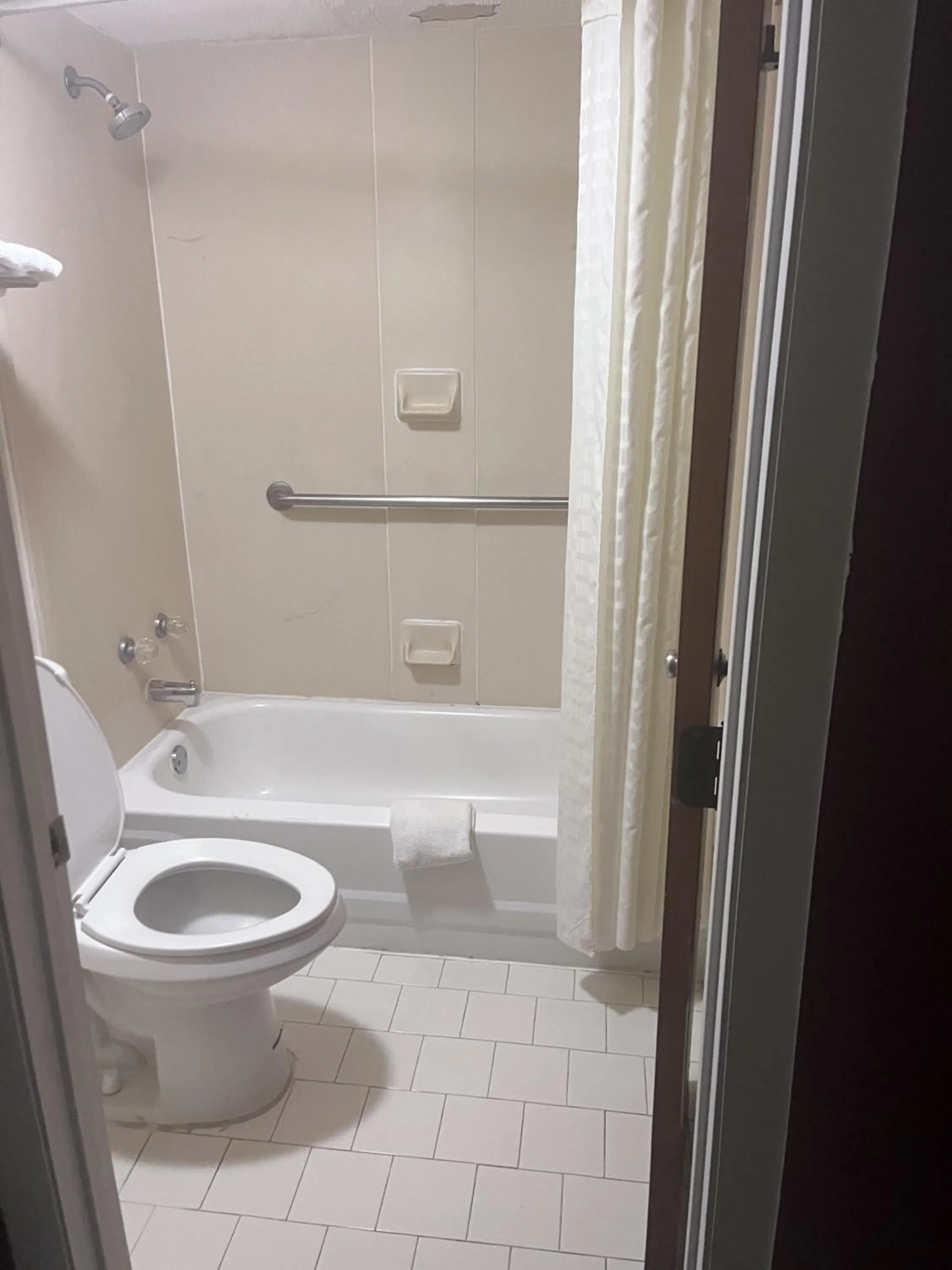 Bathroom in Alachua Inn