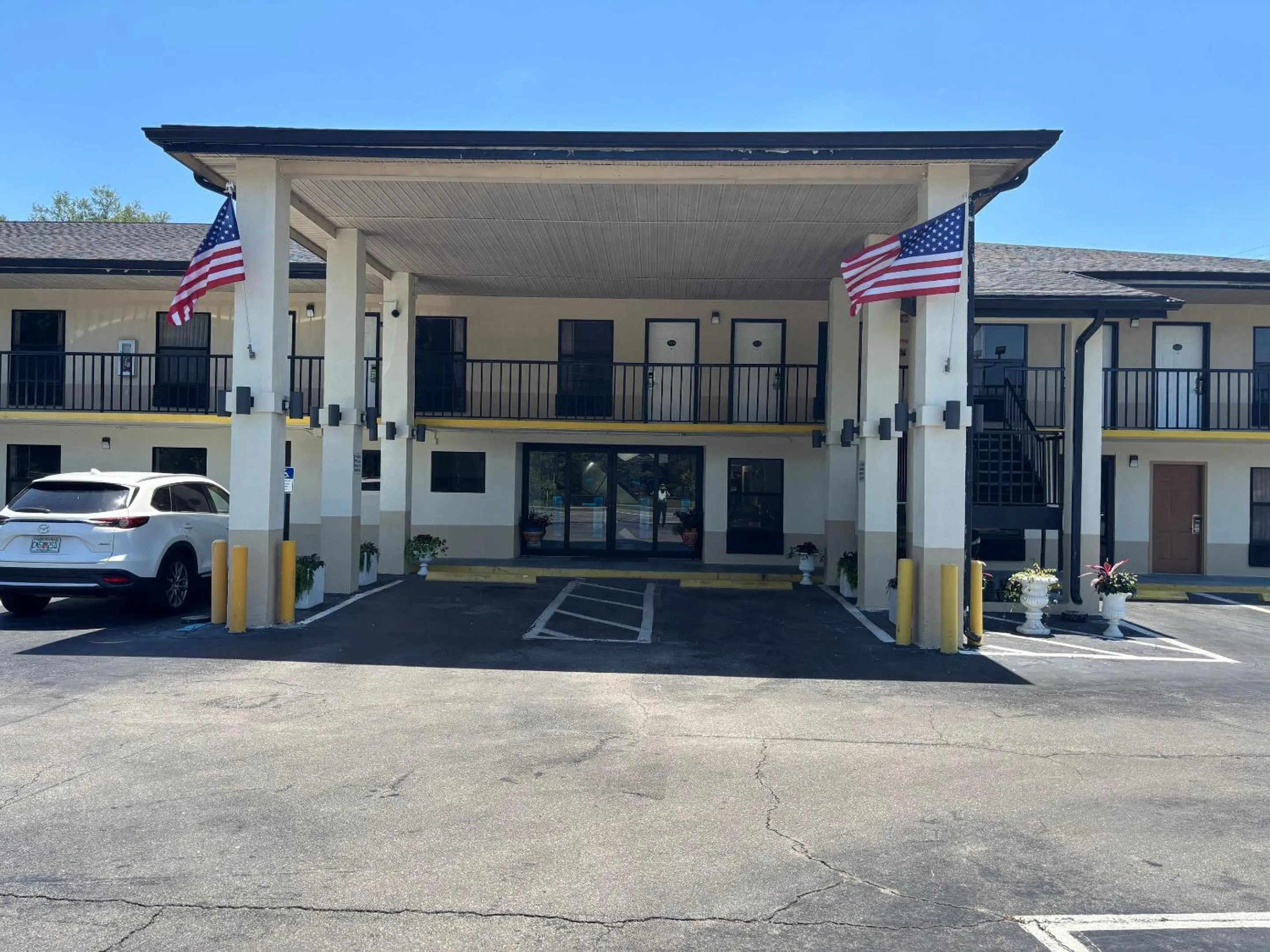 Property building in Alachua Inn
