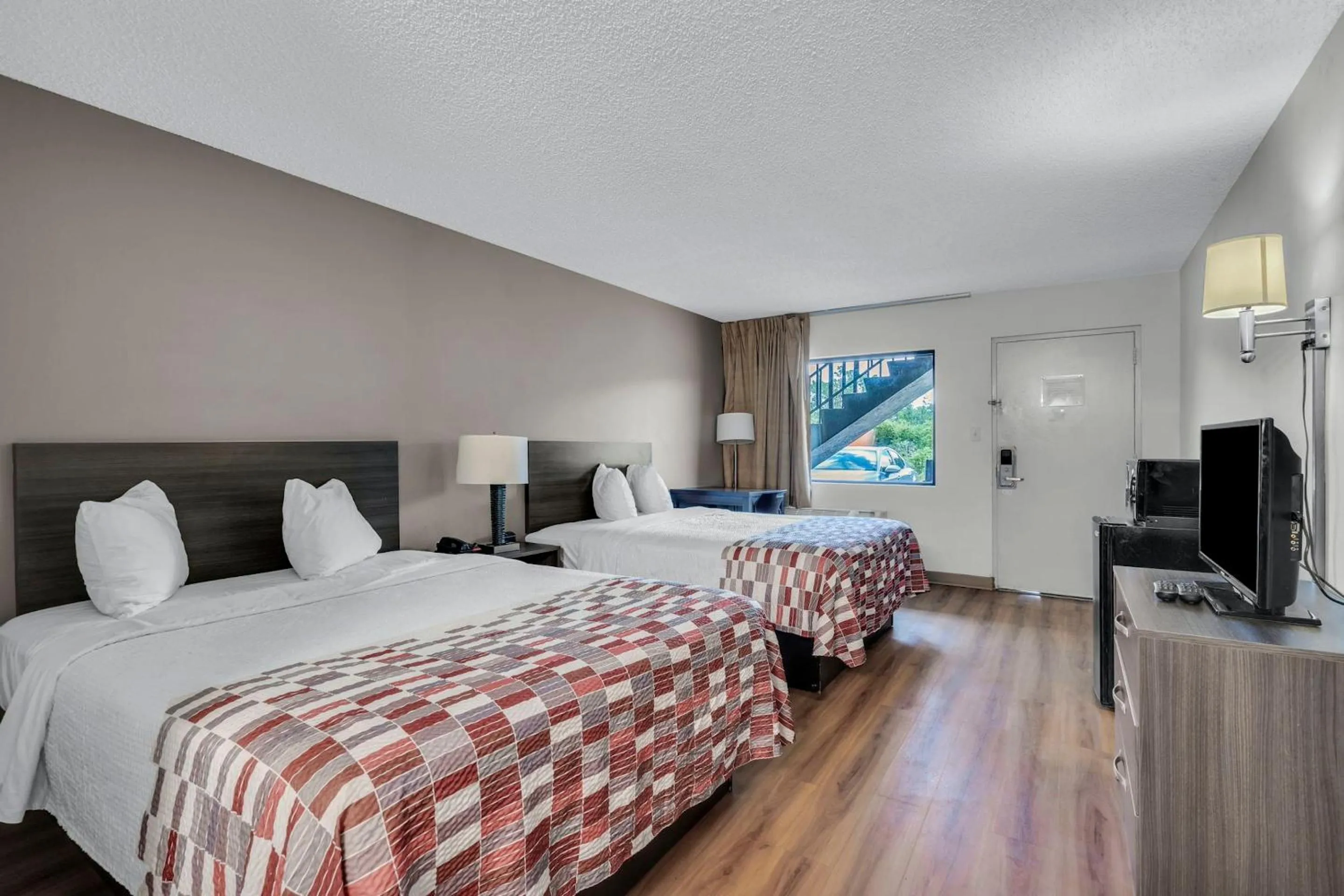 Photo of the whole room, Bed in Red Roof Inn MacClenny