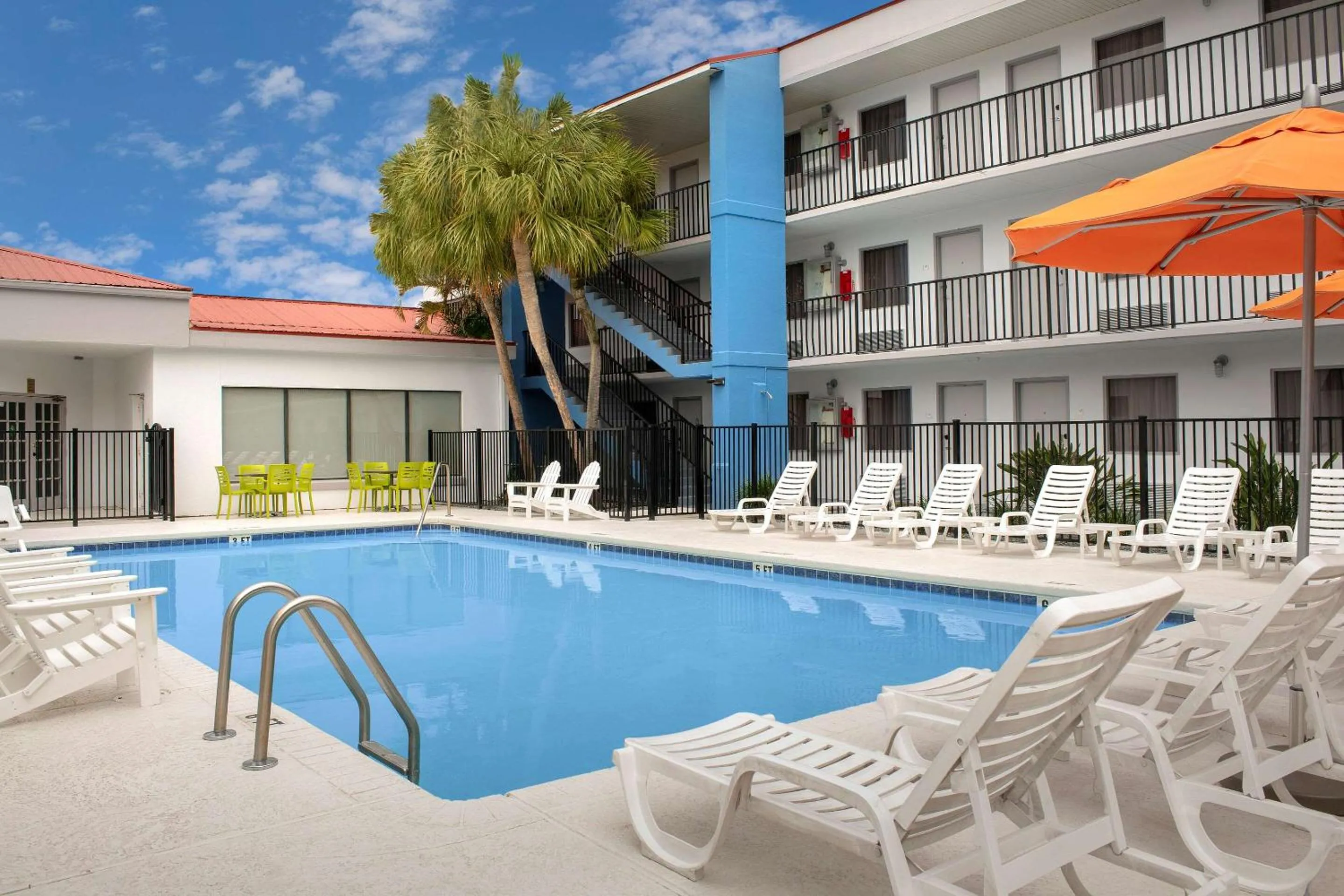 Swimming pool in Quality Inn Atlantic Beach-Mayo Clinic Jax Area