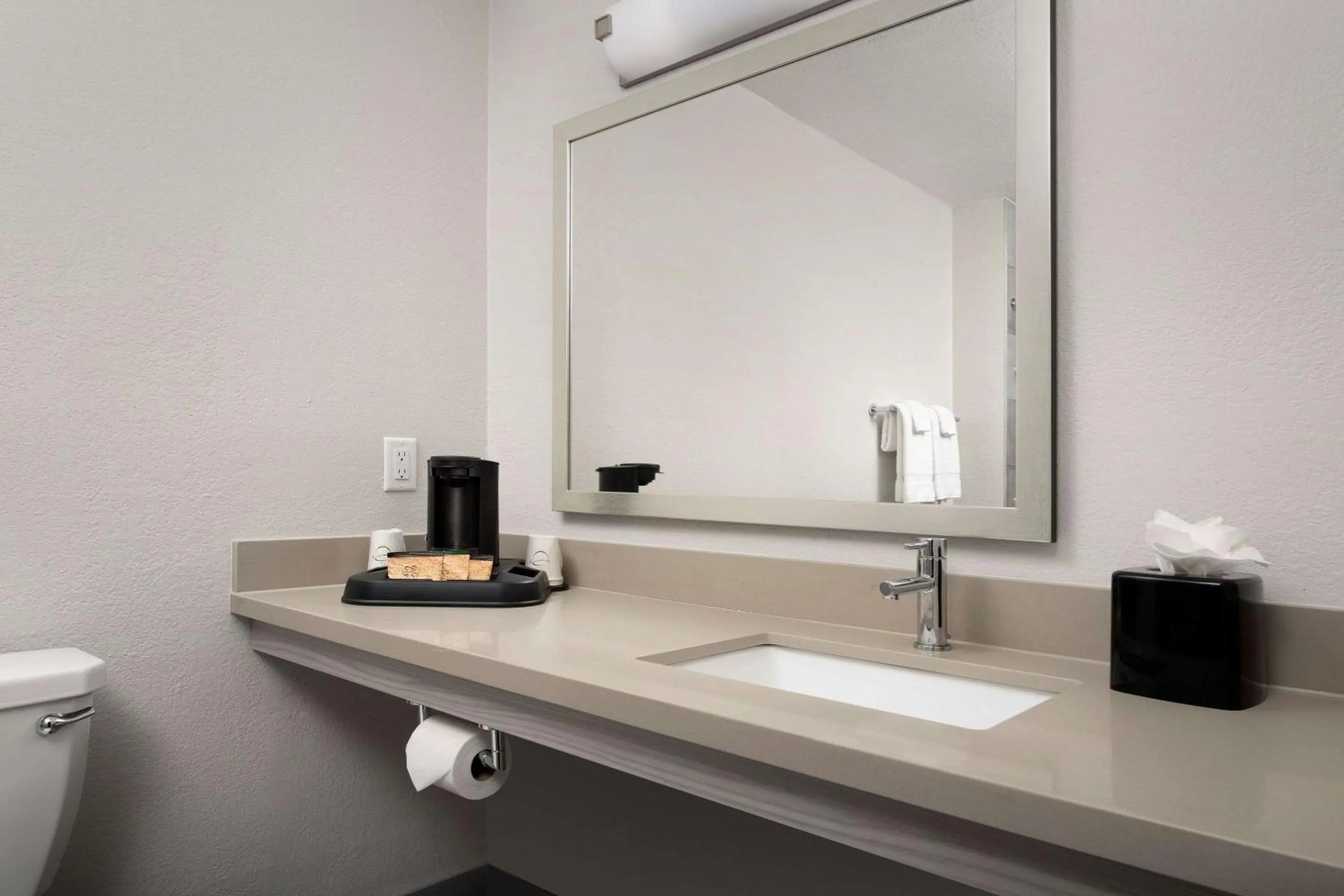 Bedroom in Quality Inn Atlantic Beach-Mayo Clinic Jax Area