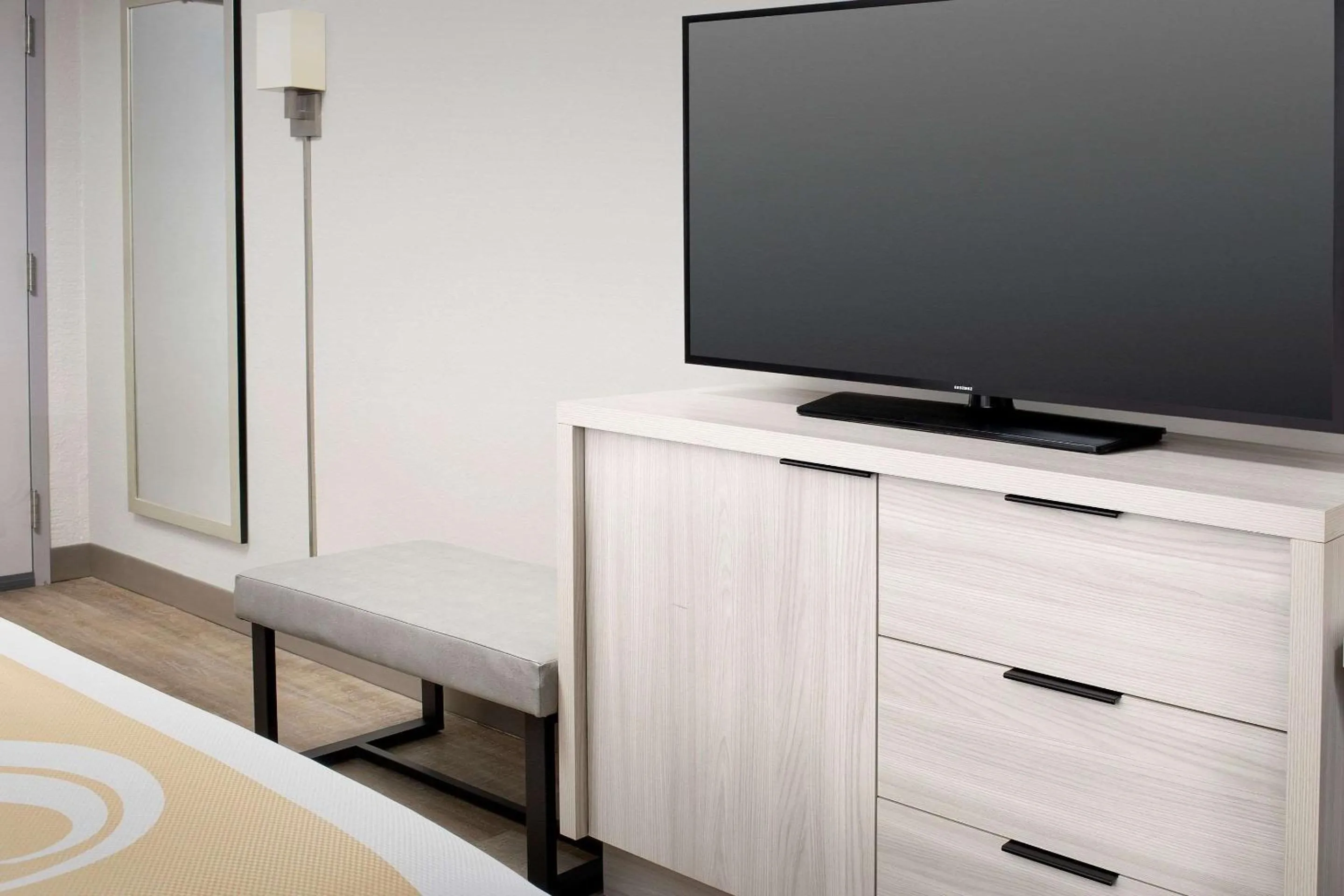 TV and multimedia, Bed in Quality Inn Atlantic Beach-Mayo Clinic Jax Area