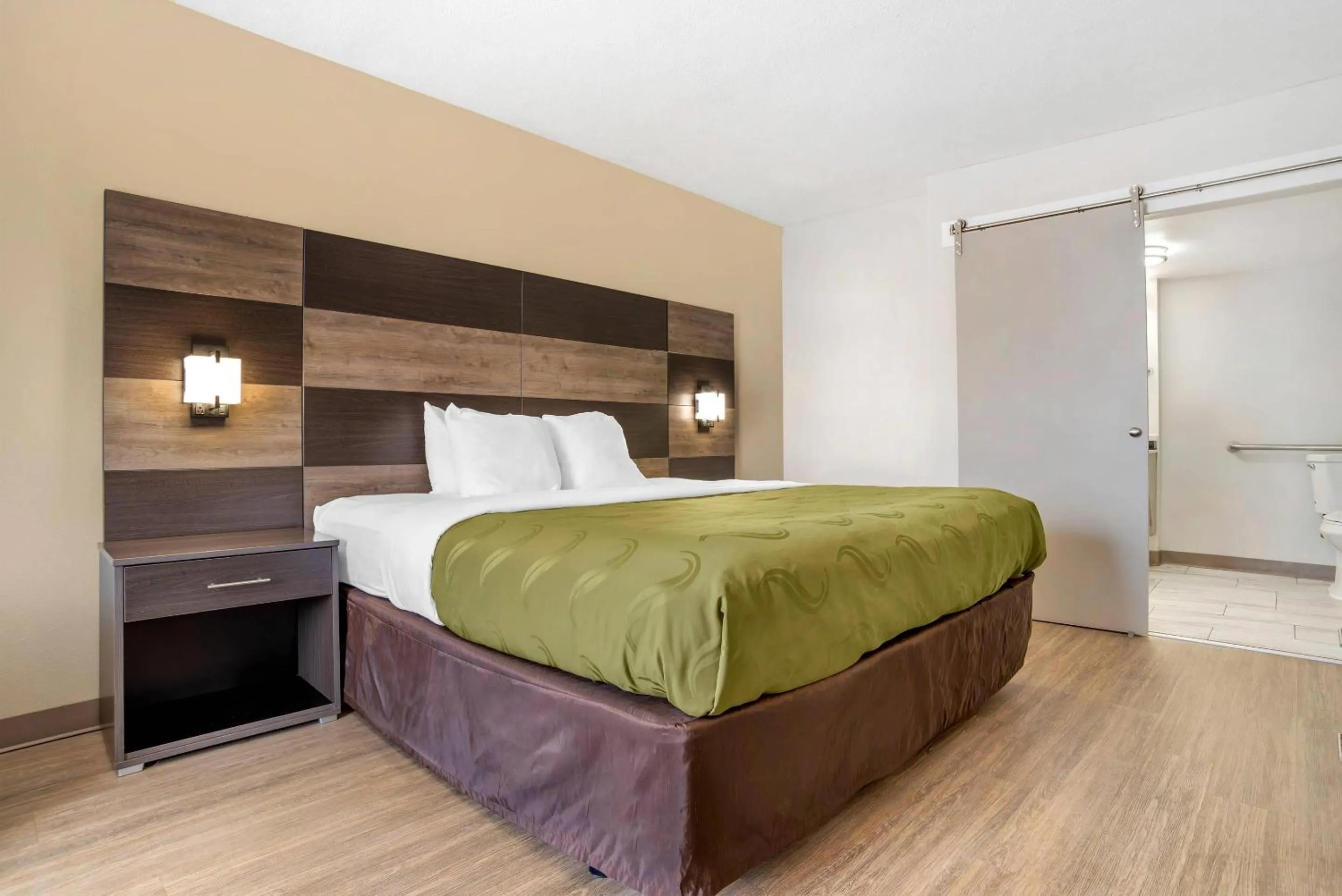 Bedroom, Bed in Quality Inn Panama City North