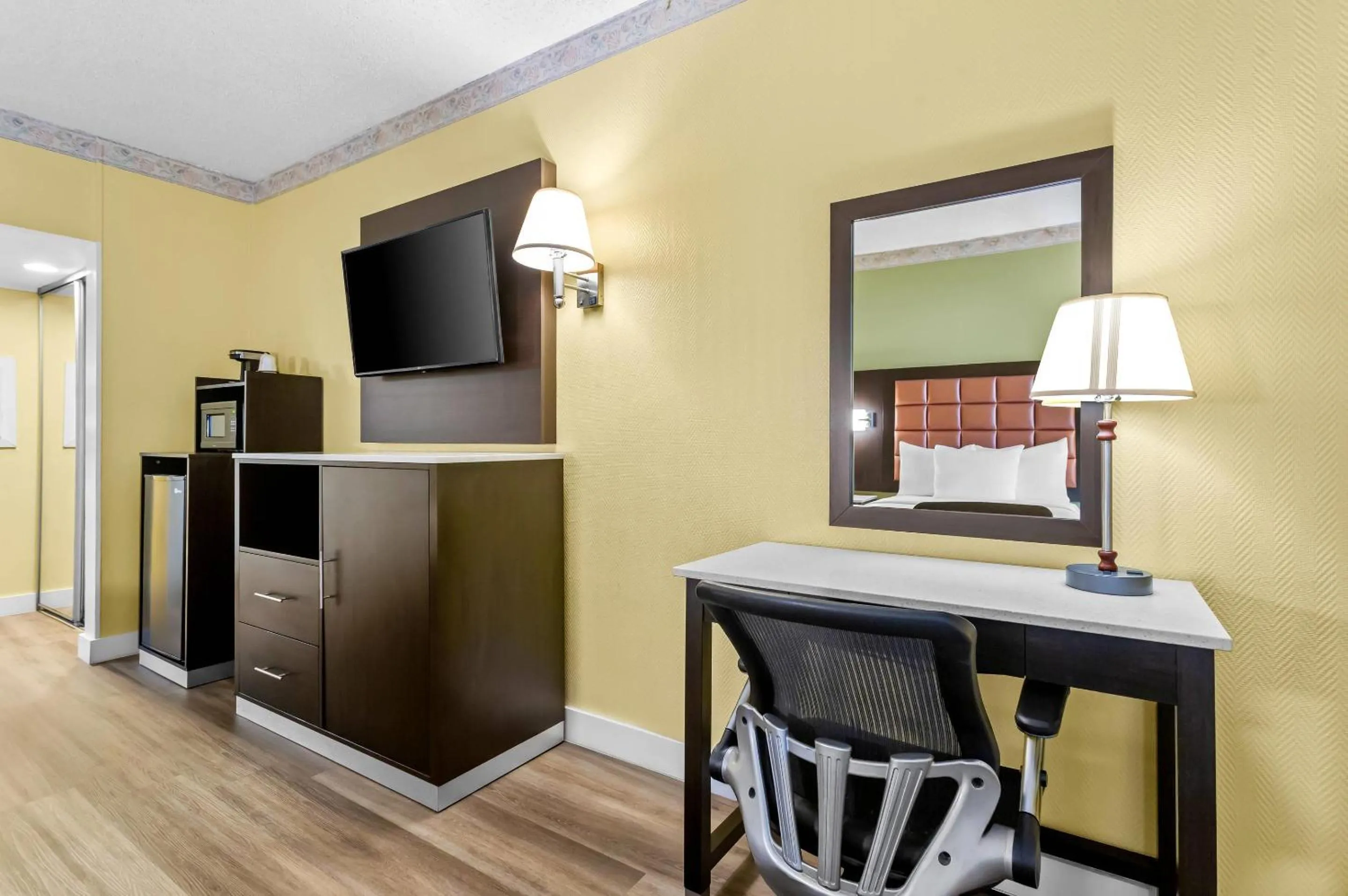 Bedroom in Quality Inn Tampa Airport - Cruise Port