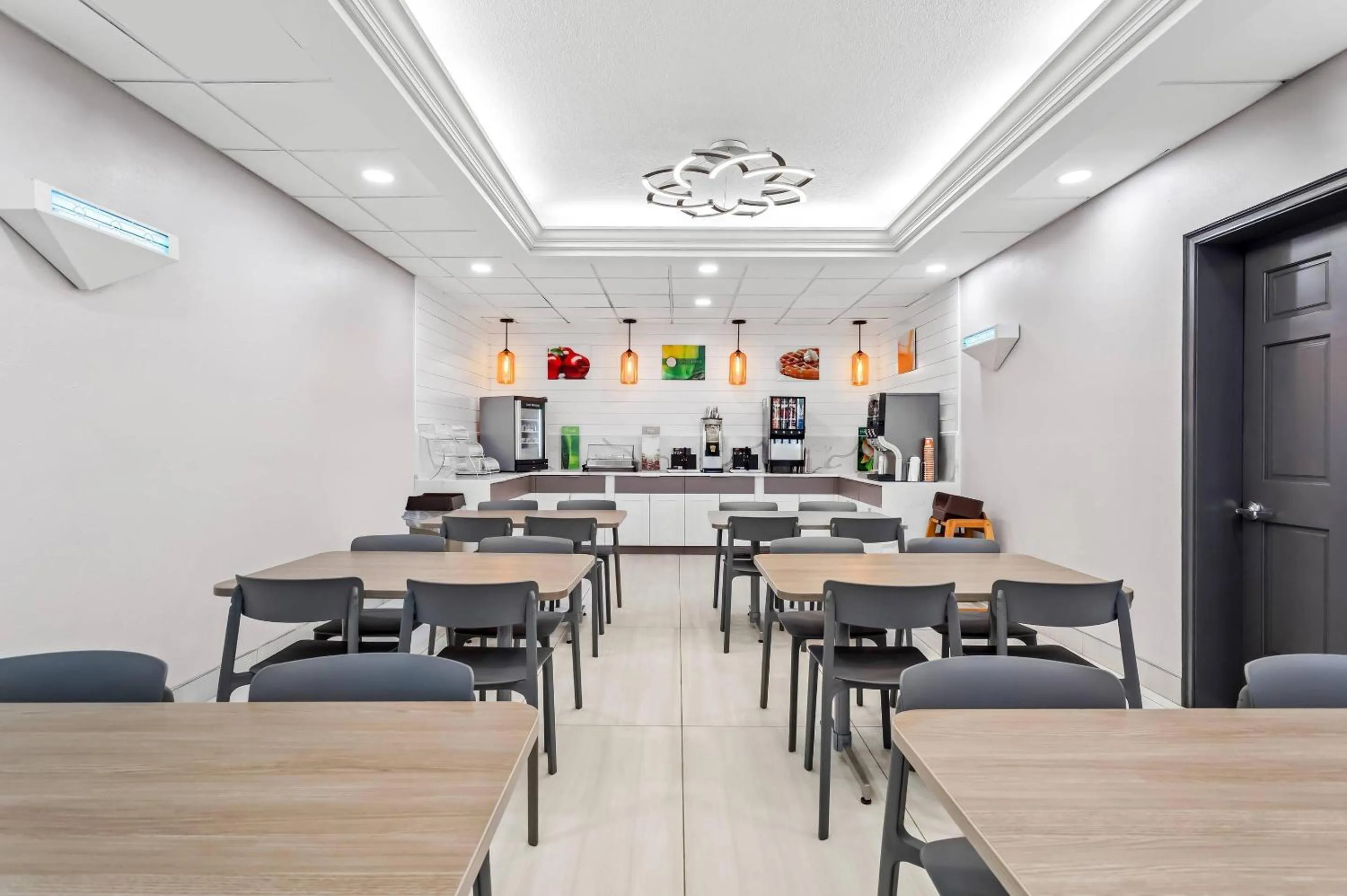 Breakfast in Quality Inn Tampa Airport - Cruise Port