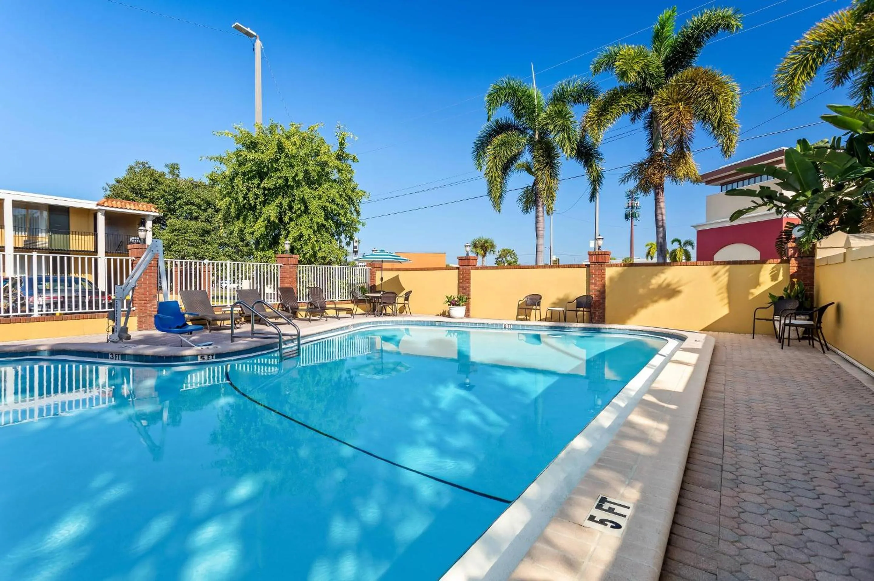 Swimming pool in Quality Inn Tampa Airport - Cruise Port