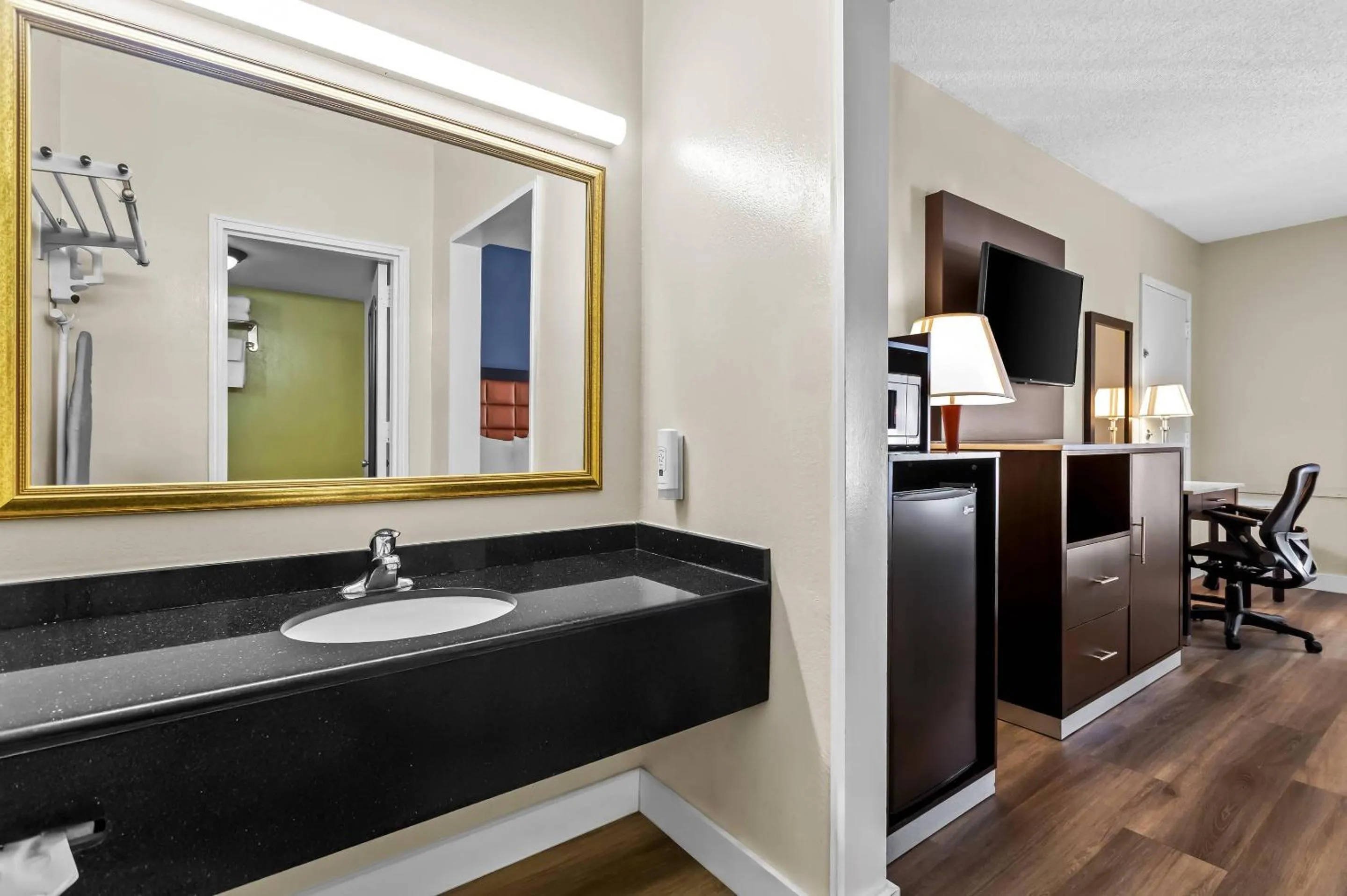 Bedroom in Quality Inn Tampa Airport - Cruise Port