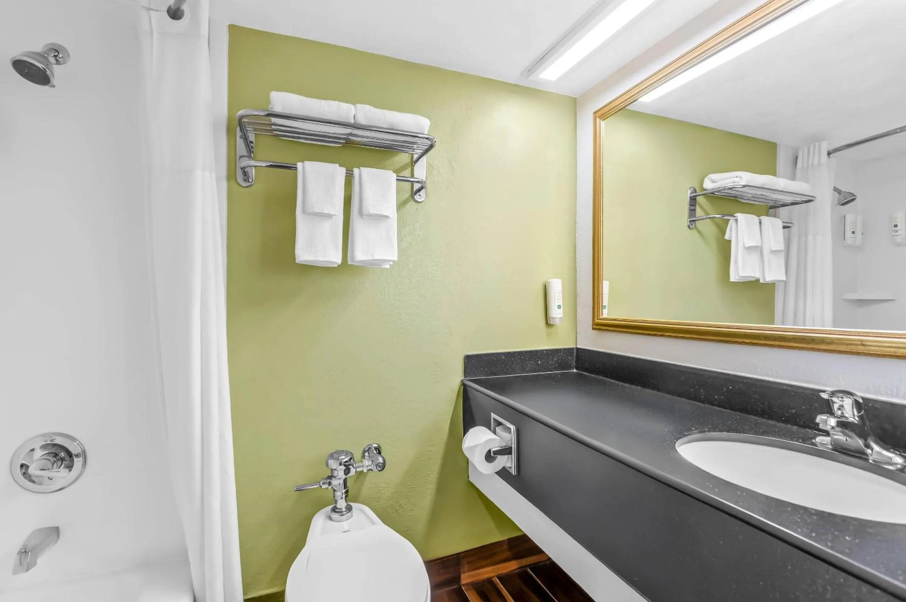 Bedroom in Quality Inn Tampa Airport - Cruise Port