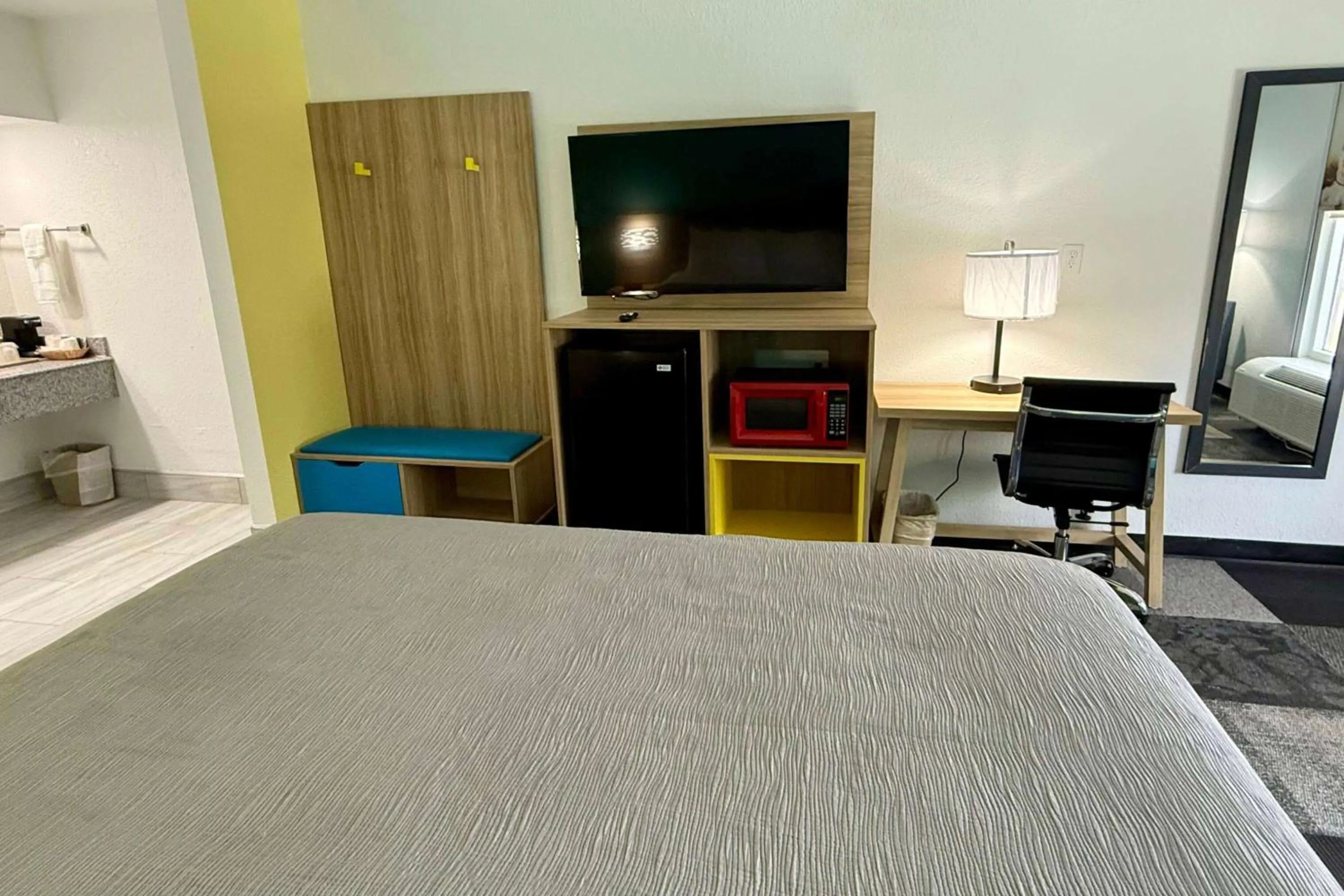 Photo of the whole room, Bed in Days Inn by Wyndham Eglin AFB