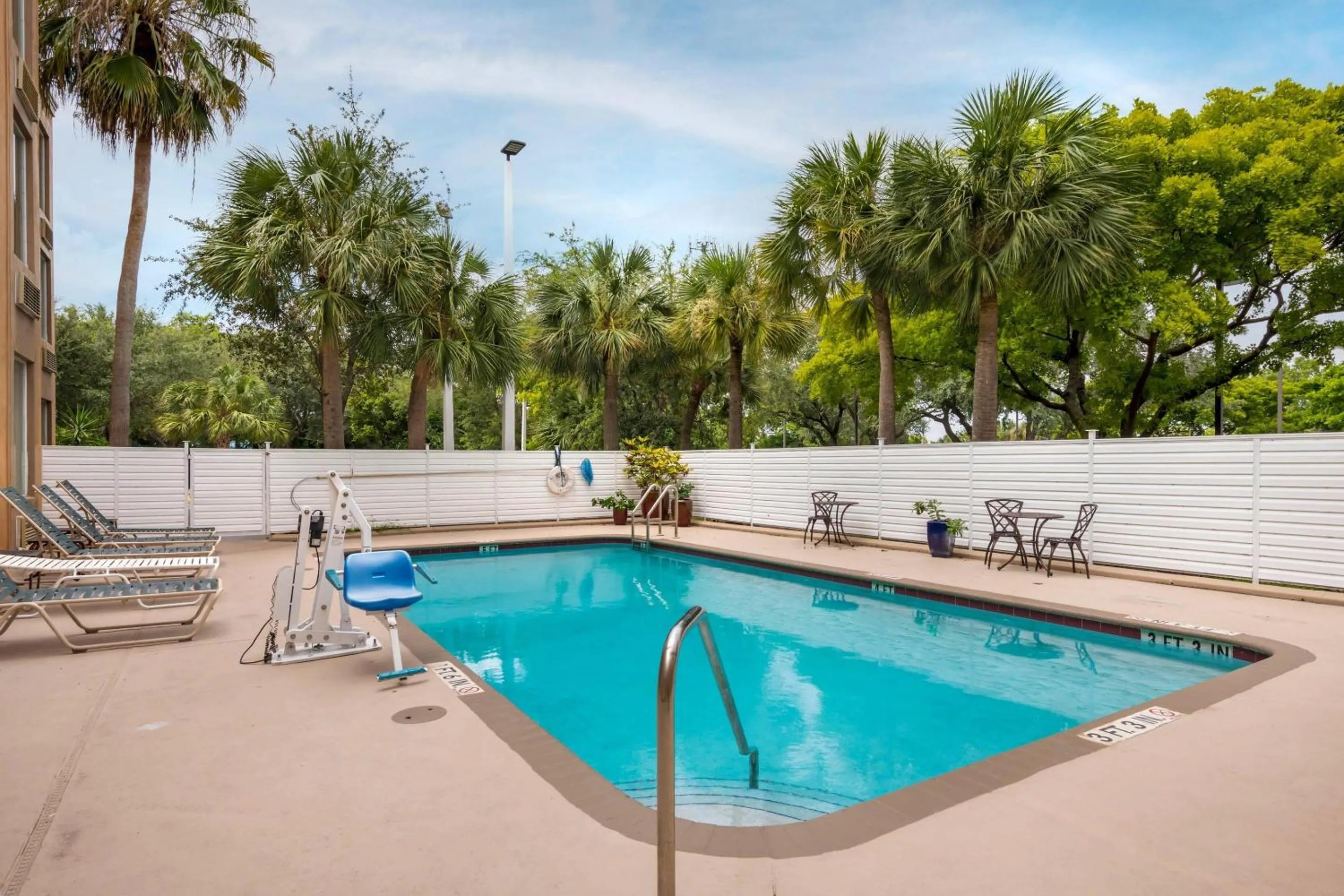 Swimming pool in Comfort Inn & Suites Fort Lauderdale West Turnpike