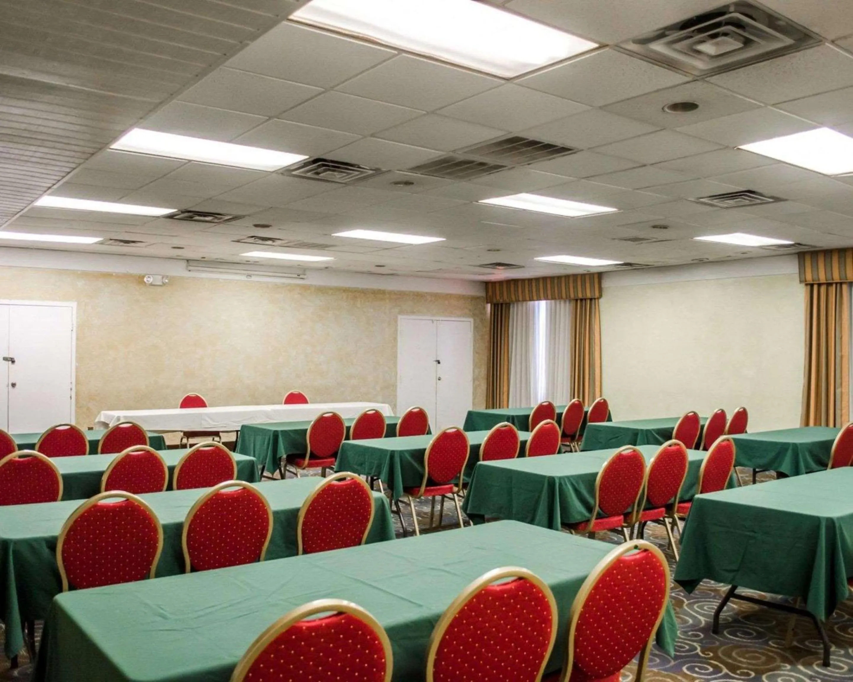 Meeting/conference room in Quality Inn & Suites Gulf Breeze Bayside near Pensacola Beach