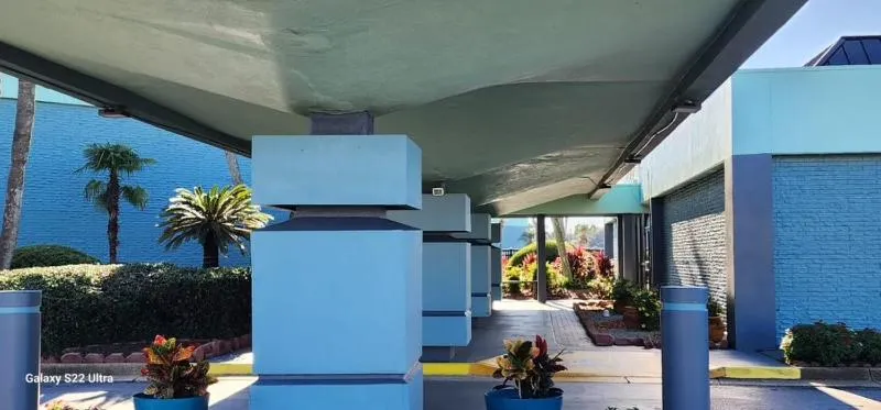 Property building in Quality Inn & Suites Gulf Breeze Bayside near Pensacola Beach