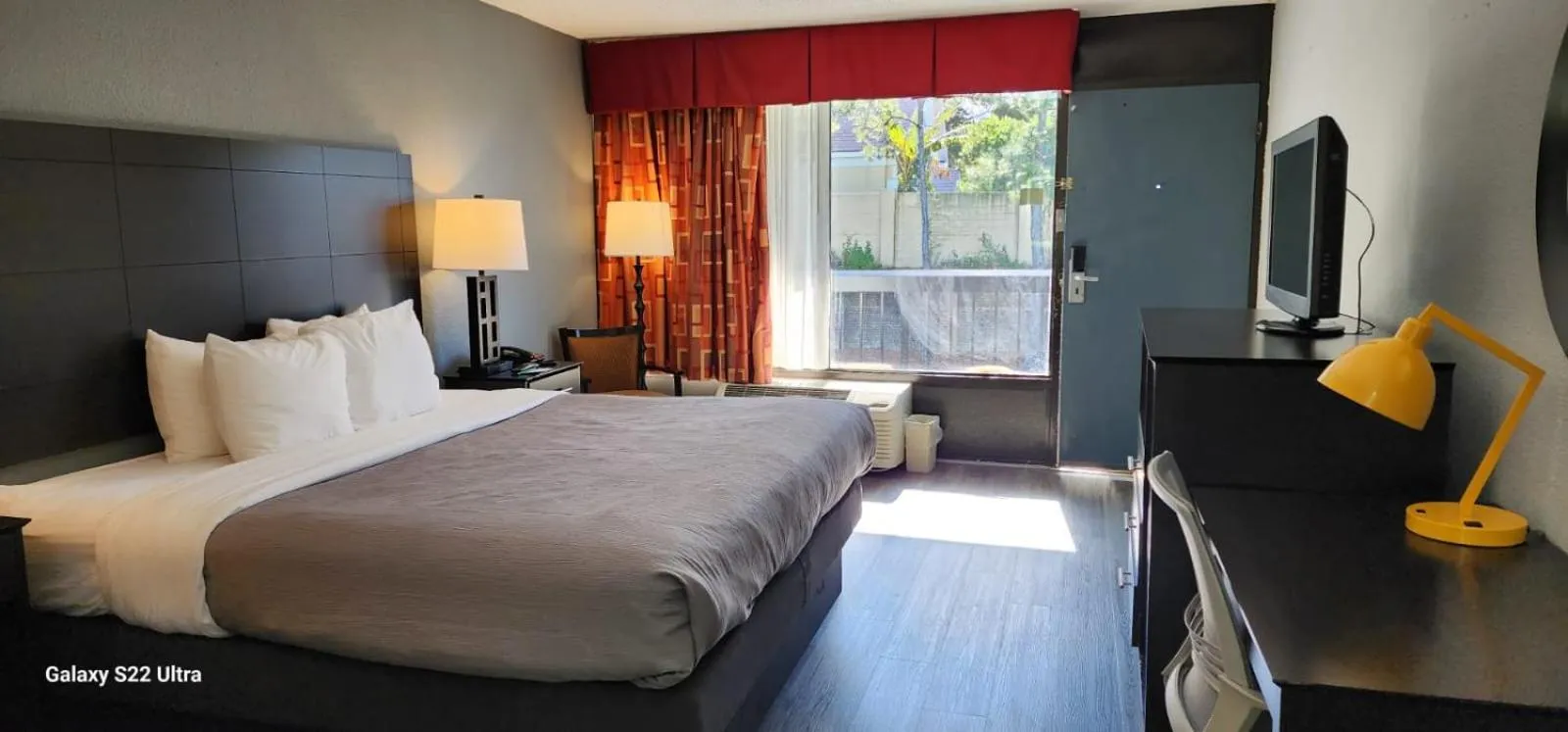 Bed in Quality Inn & Suites Gulf Breeze Bayside near Pensacola Beach