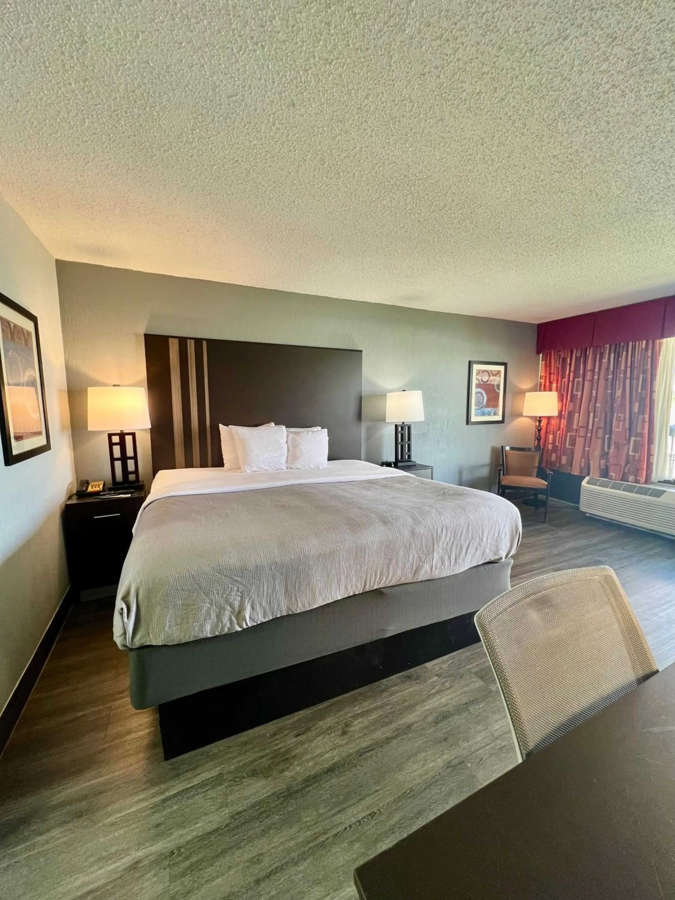 Photo of the whole room, Bed in Quality Inn & Suites Gulf Breeze Bayside near Pensacola Beach