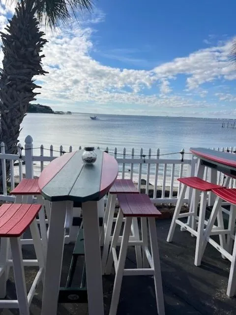 Restaurant/places to eat in Quality Inn & Suites Gulf Breeze Bayside near Pensacola Beach