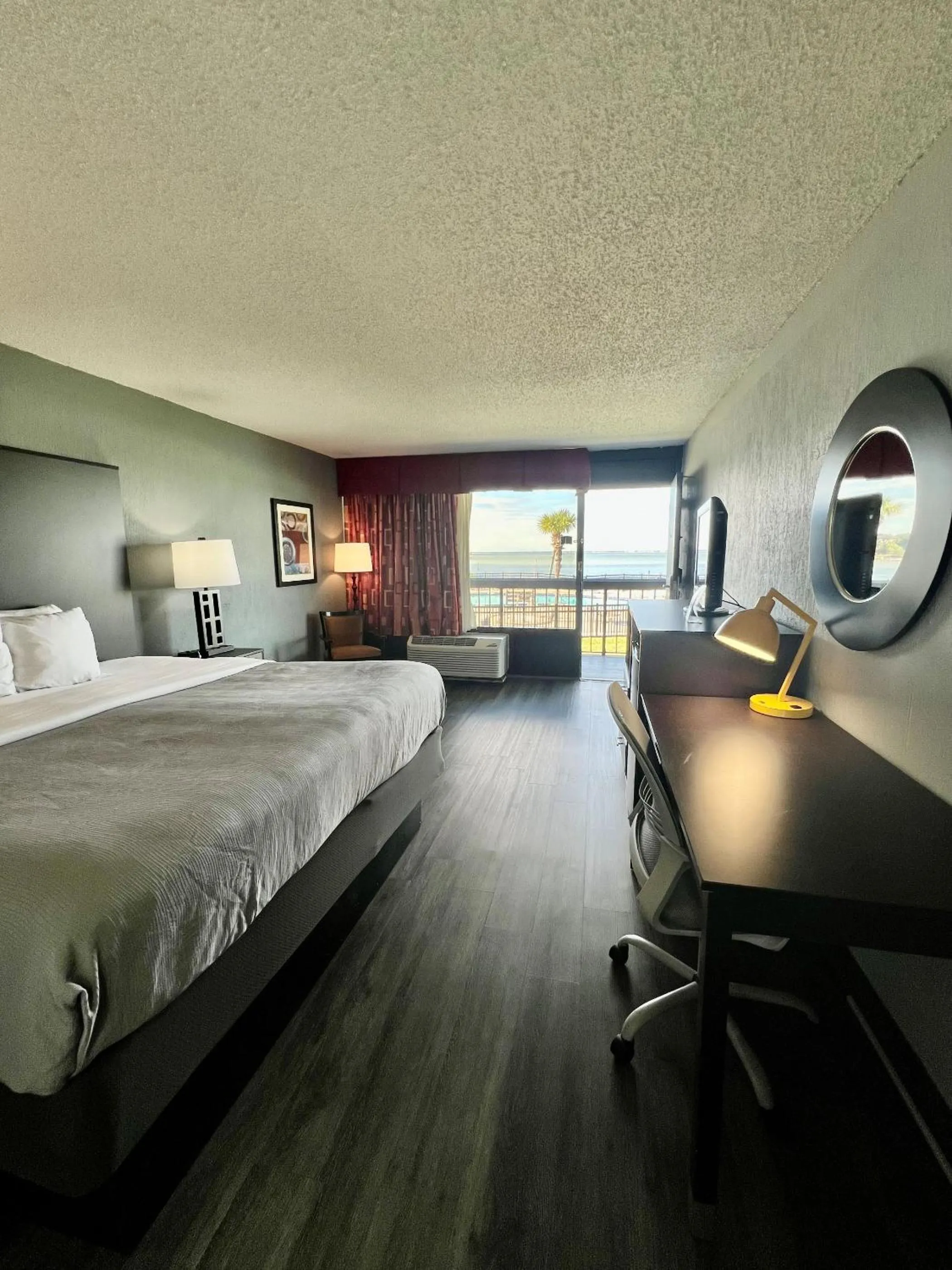 Coffee/tea facilities, Bed in Quality Inn & Suites Gulf Breeze Bayside near Pensacola Beach