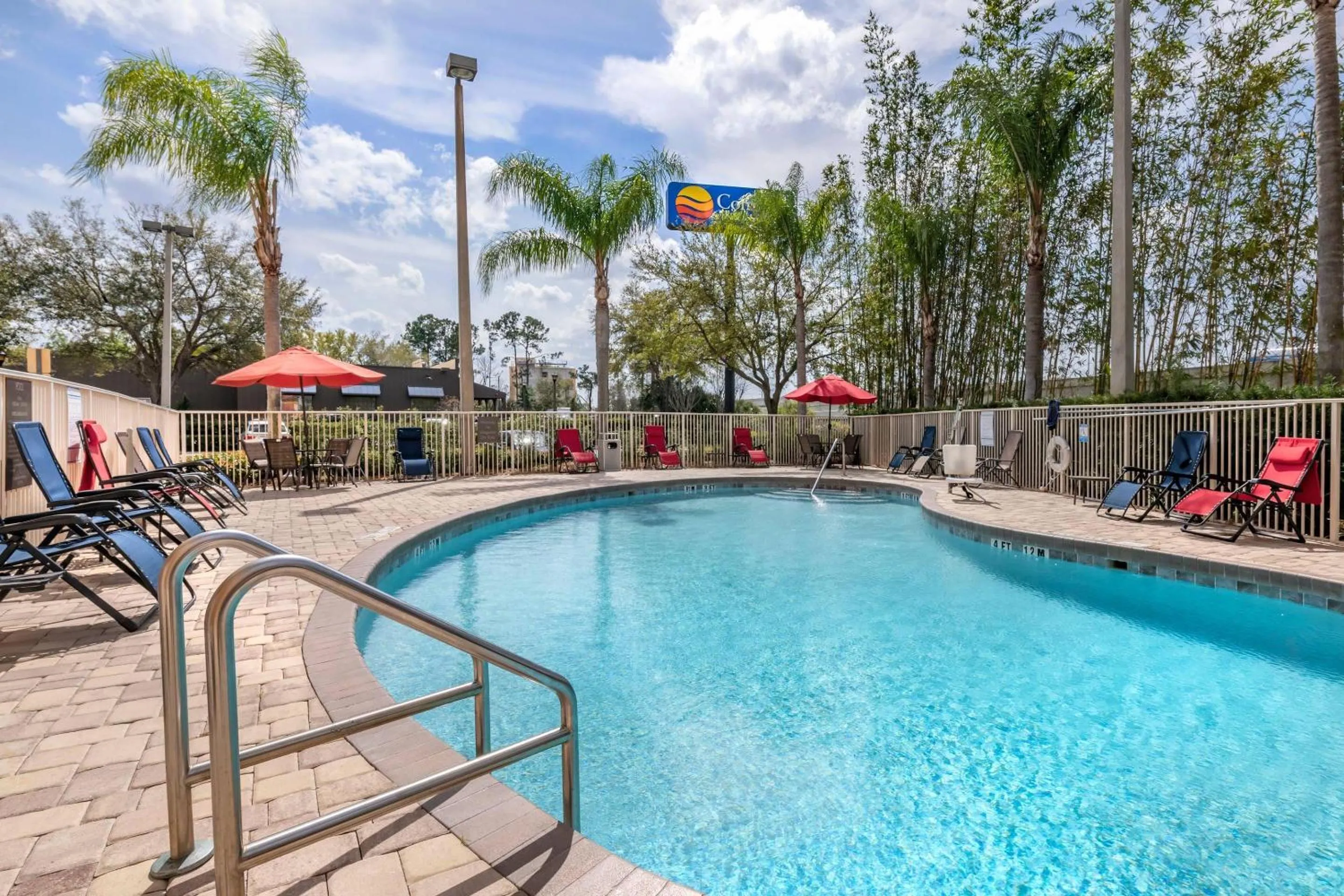Swimming pool in Comfort Inn & Suites Orlando North
