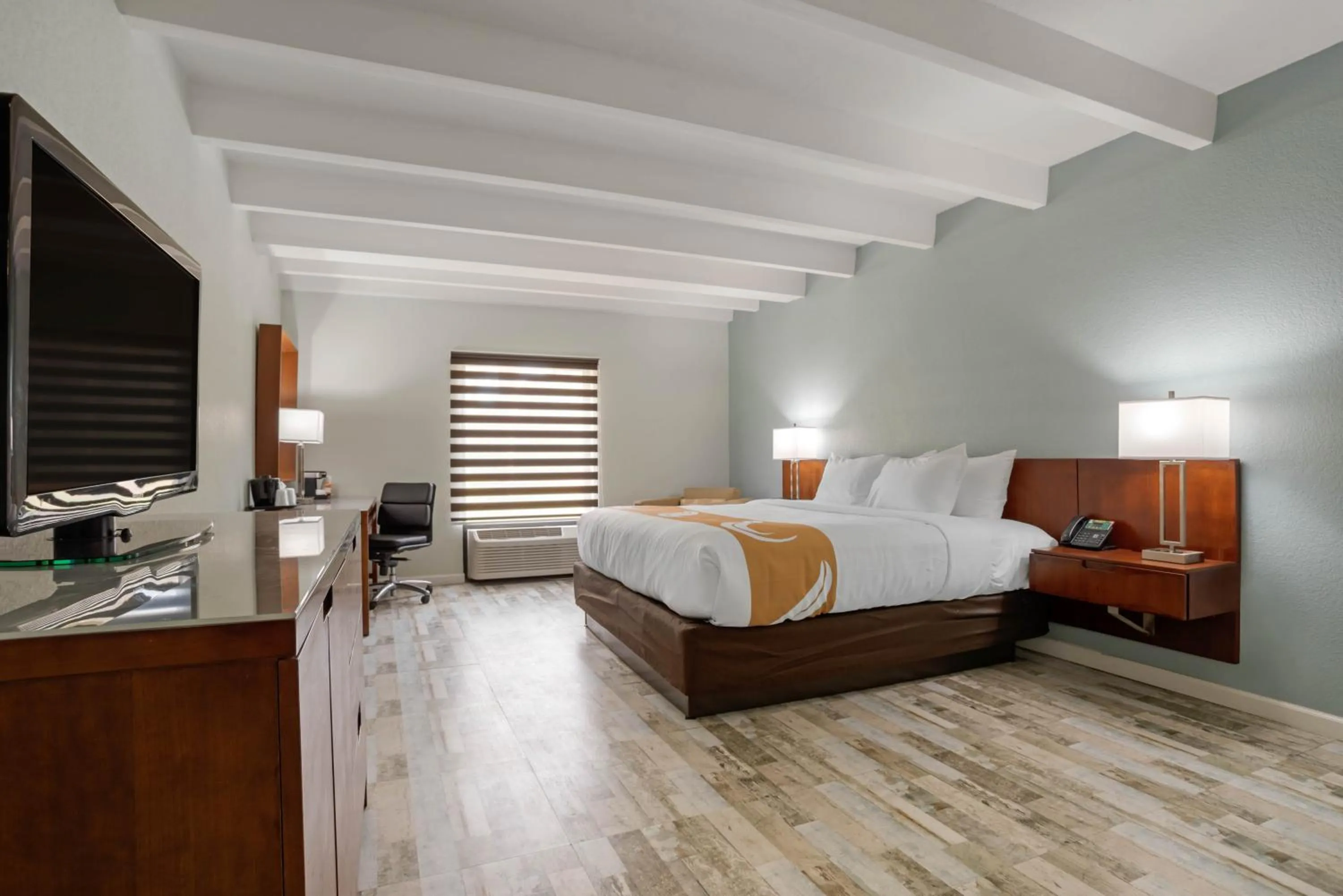 Photo of the whole room, Bed in Quality Inn Fort Walton Beach - Destin West