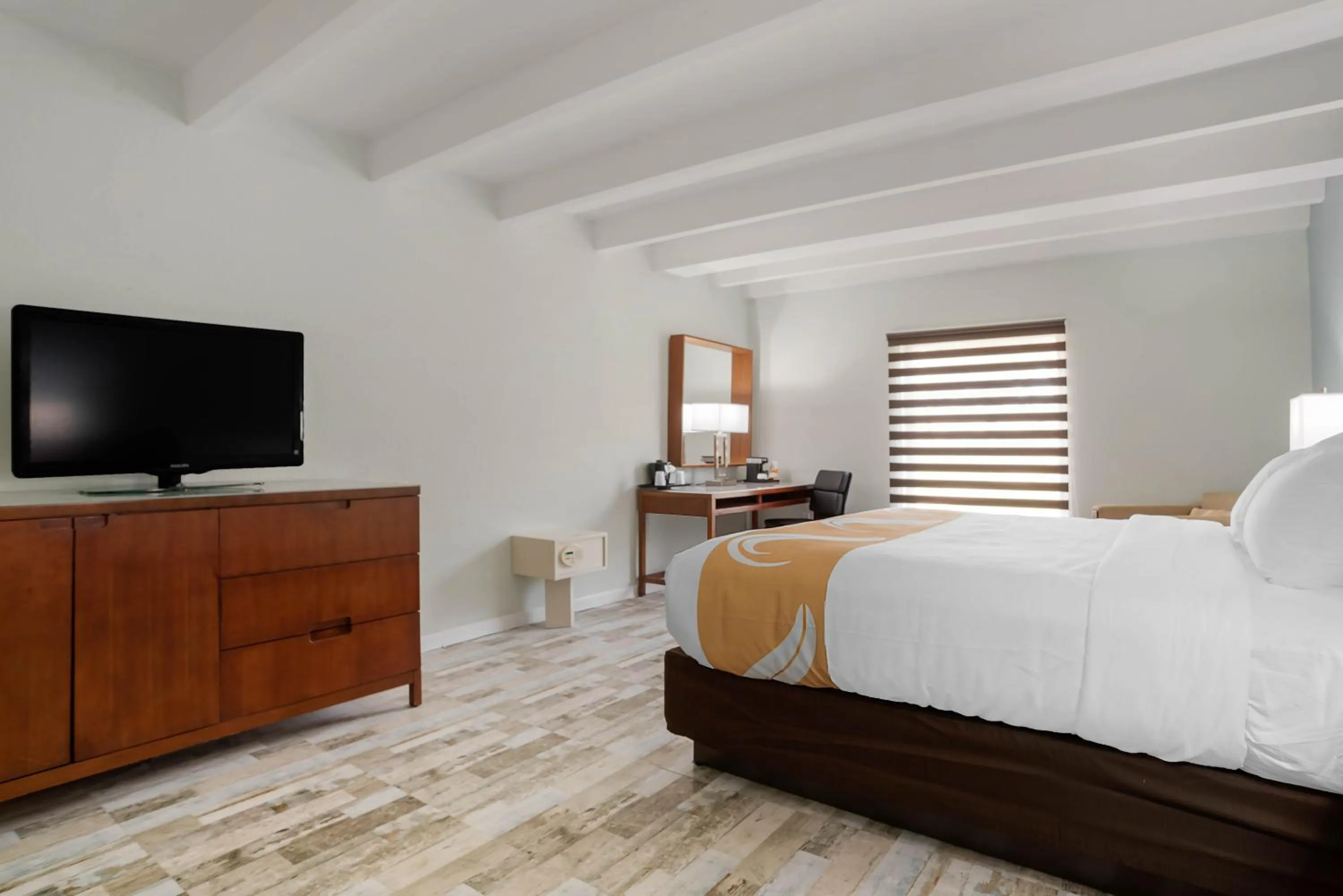 Photo of the whole room, Bed in Quality Inn Fort Walton Beach - Destin West