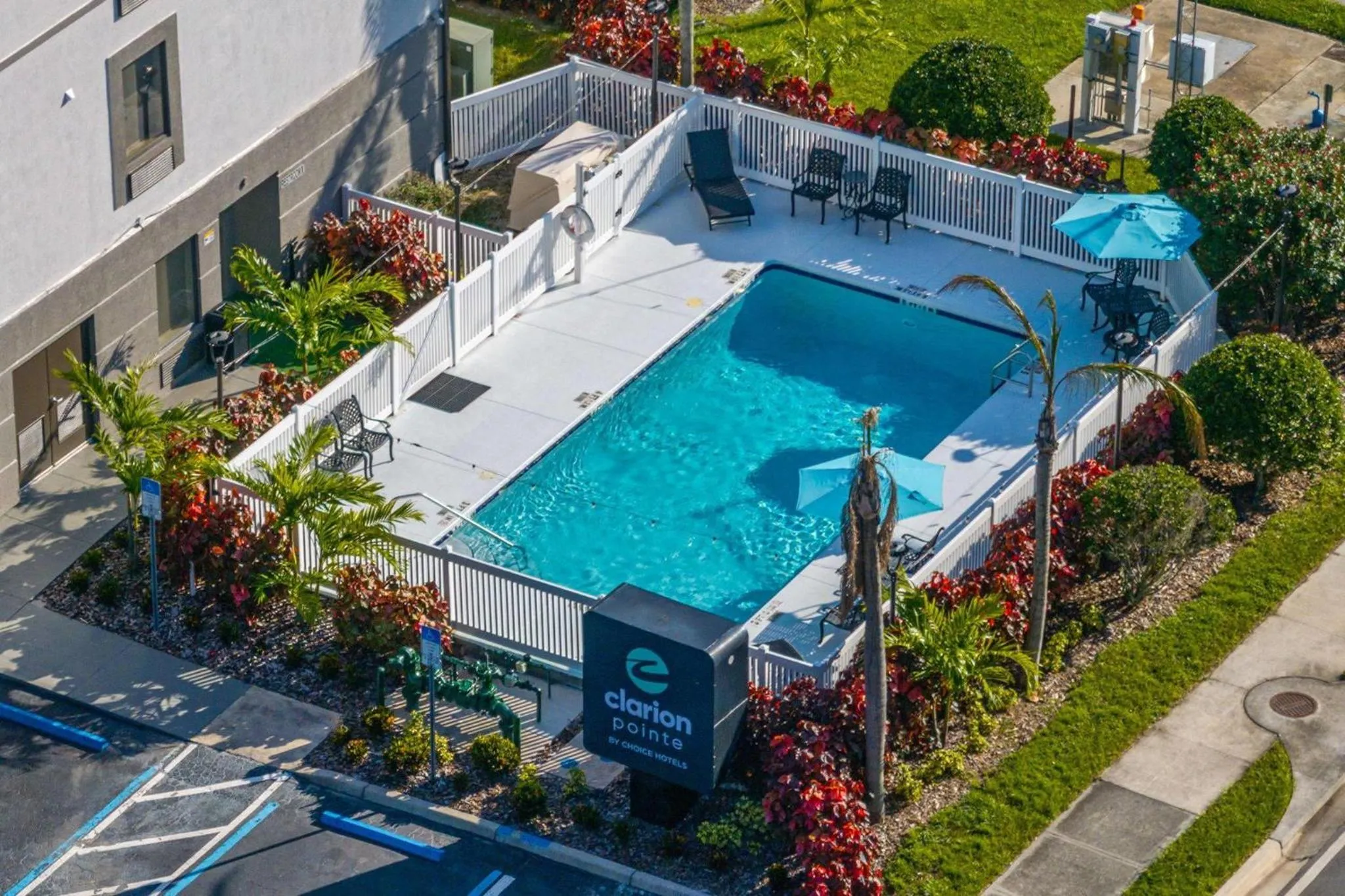Swimming pool in Clarion Pointe Lakeland I-4