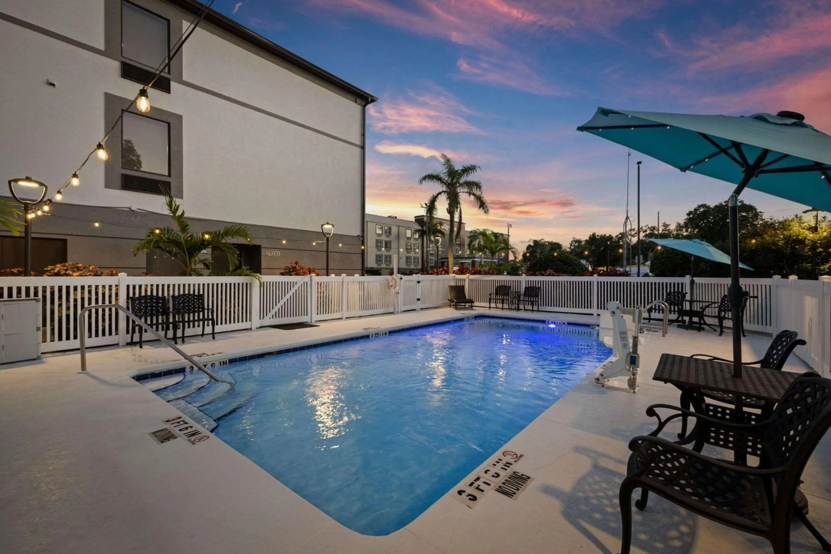 Swimming pool in Sleep Inn & Suites Lakeland I-4