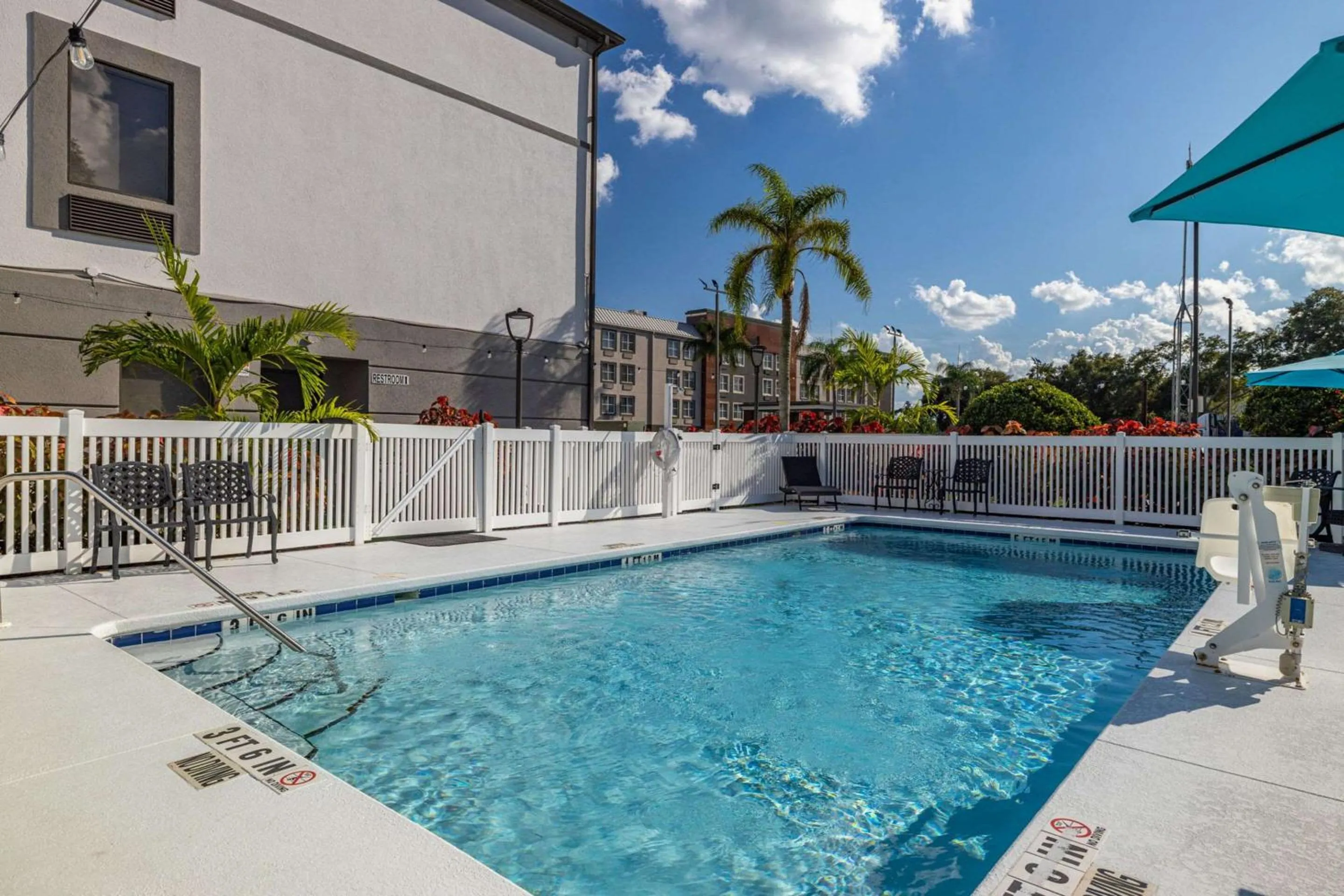 Swimming pool in Sleep Inn & Suites Lakeland I-4