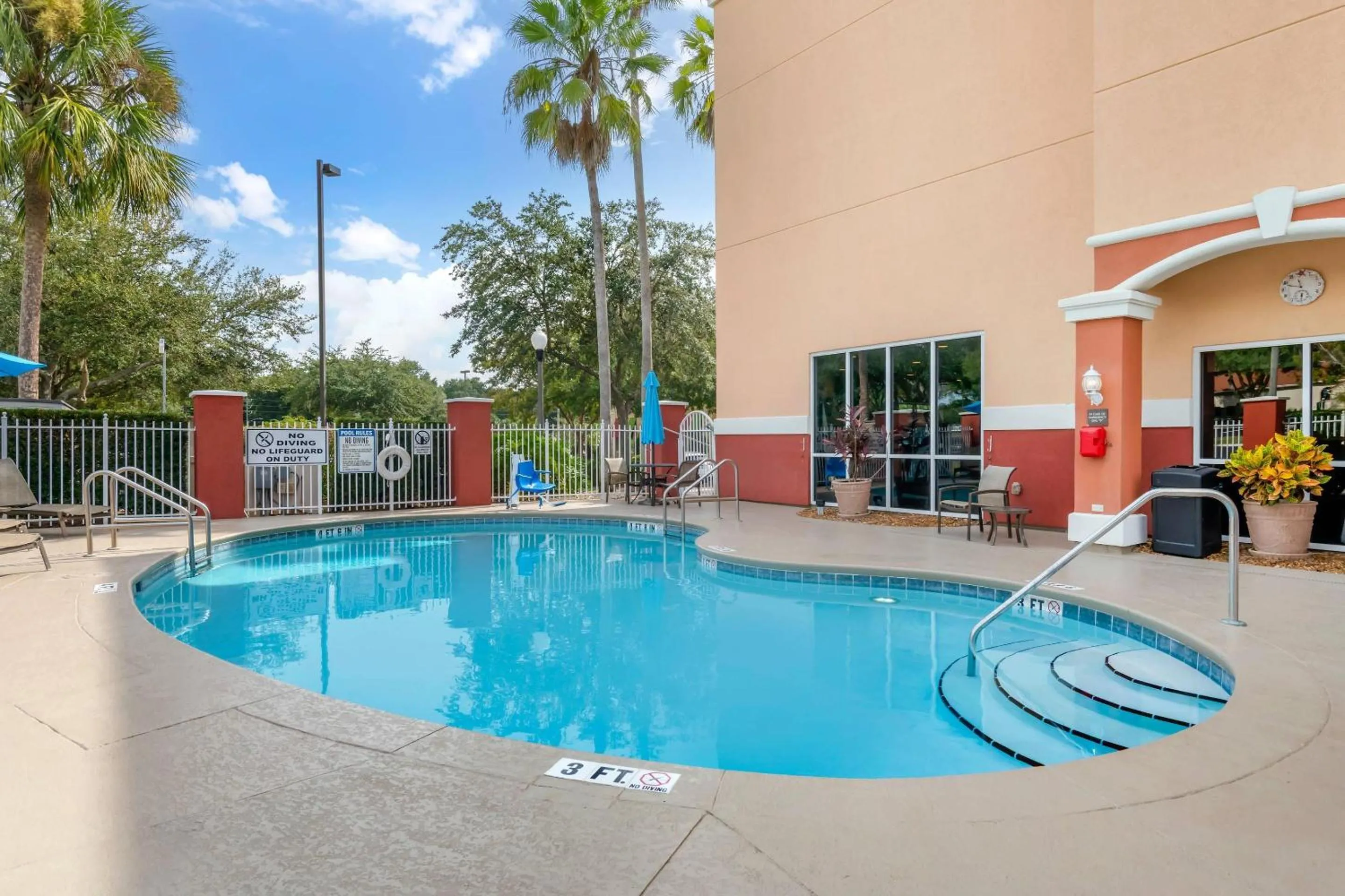 Swimming pool in Comfort Suites Lady Lake - The Villages