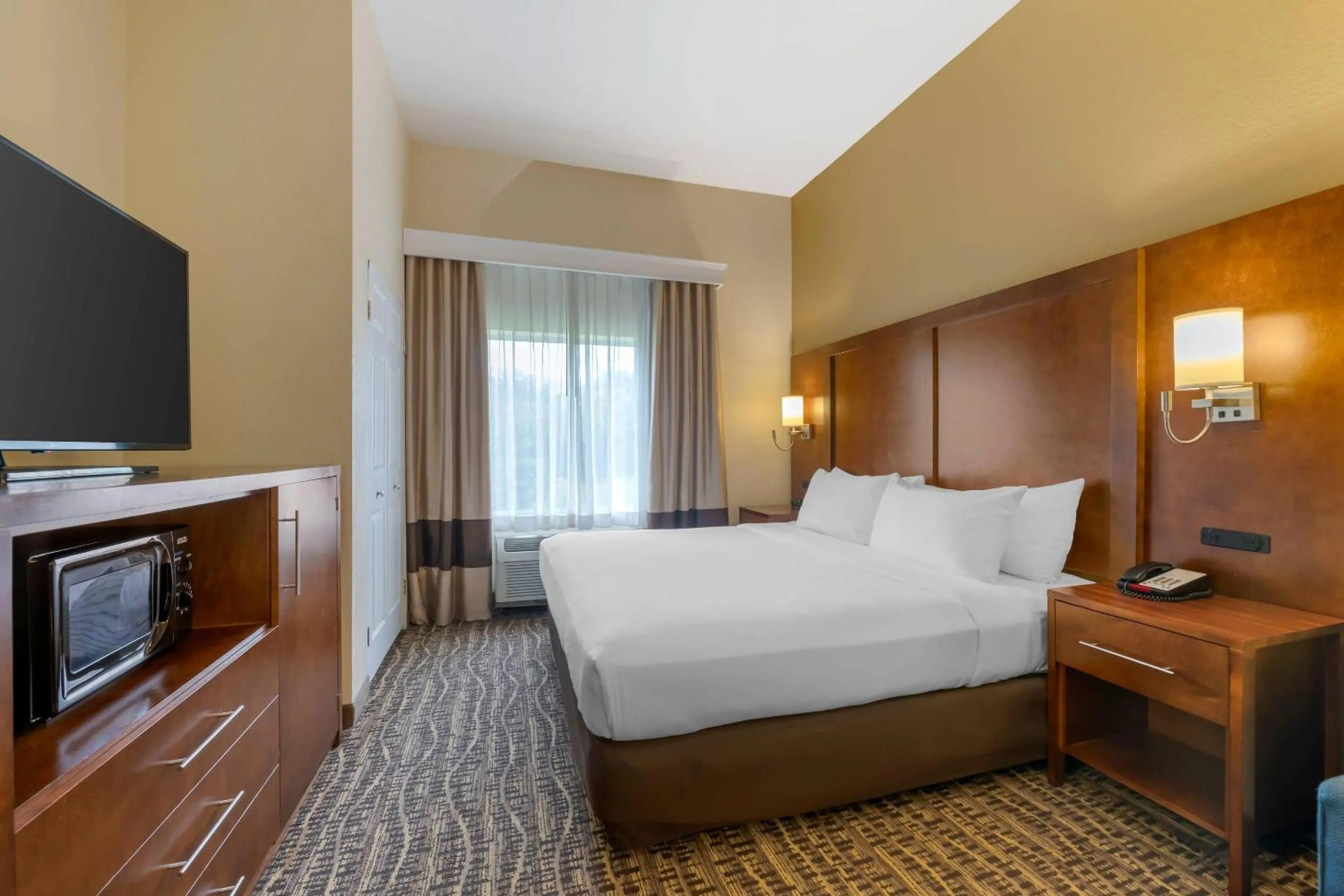 Bedroom, Bed in Comfort Suites Lady Lake - The Villages