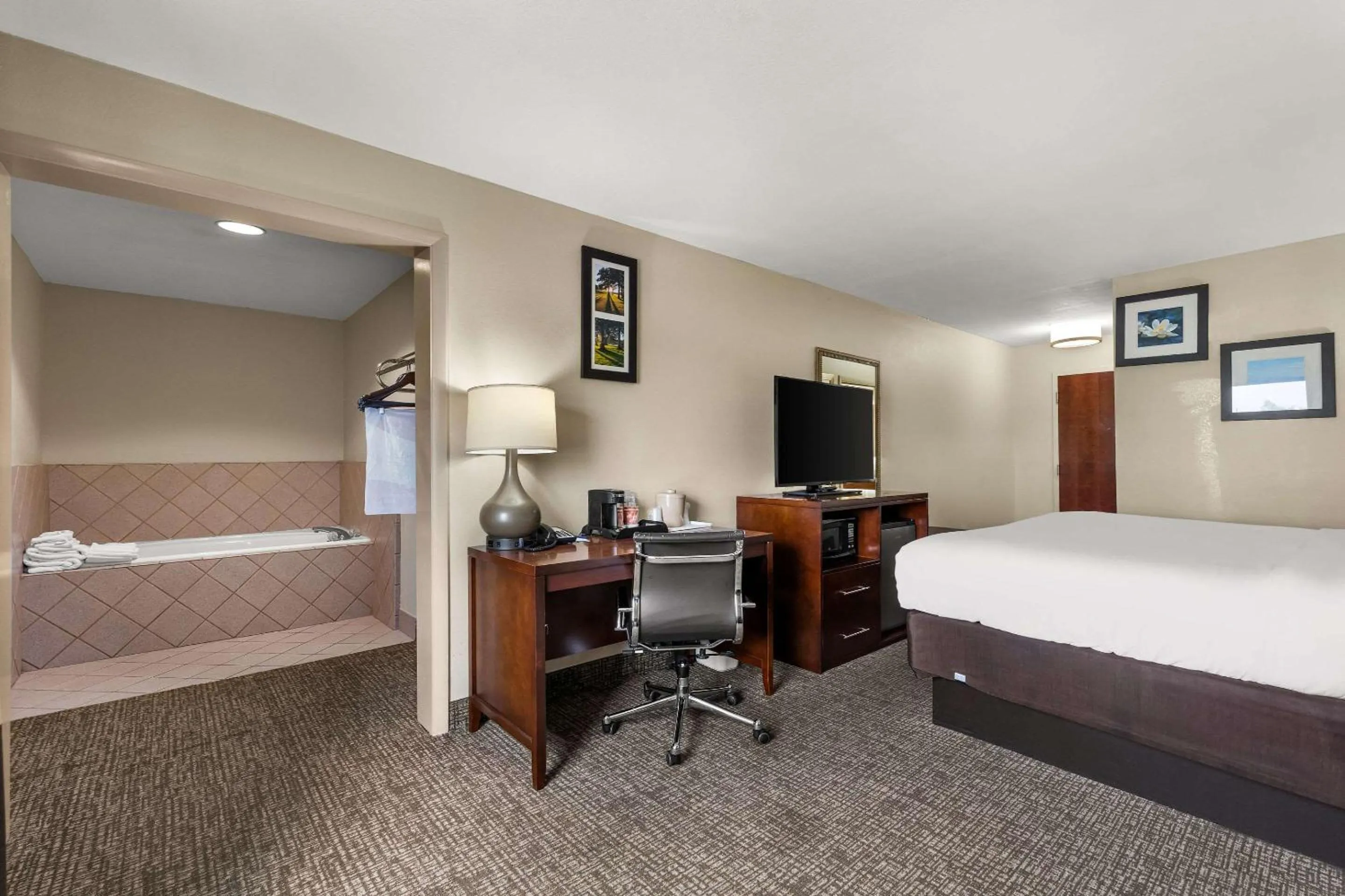 Bedroom, Bed in Comfort Inn & Suites Chipley I-10