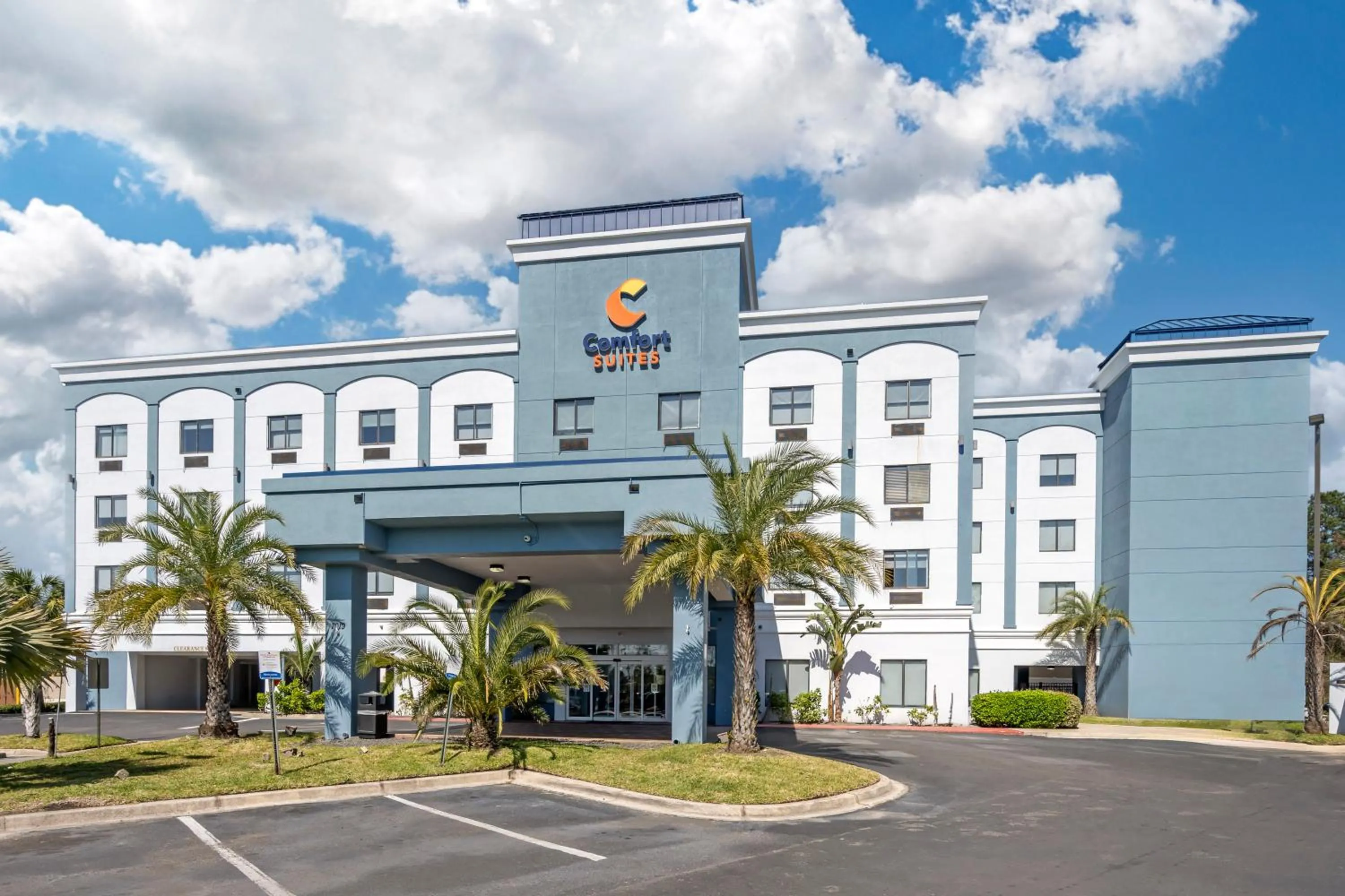 Property building in Comfort Suites West Jacksonville