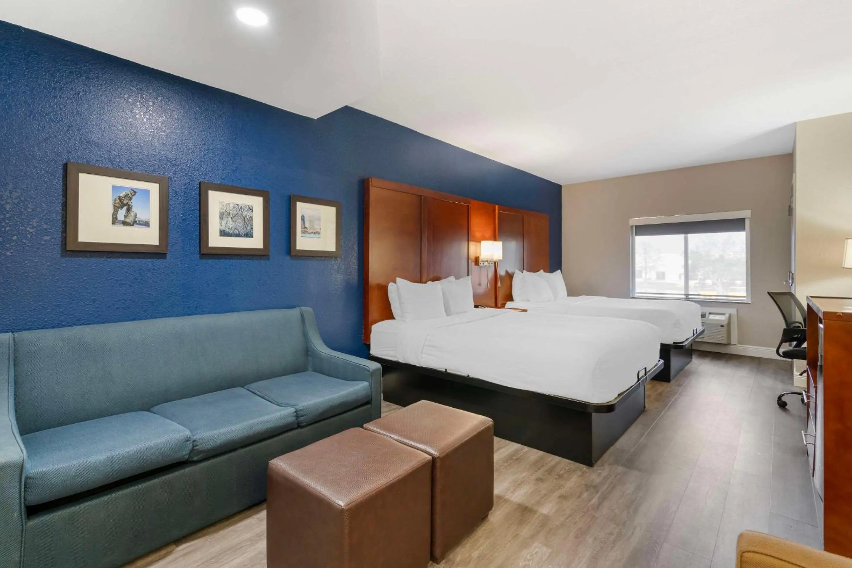 Bedroom, Bed in Comfort Suites West Jacksonville