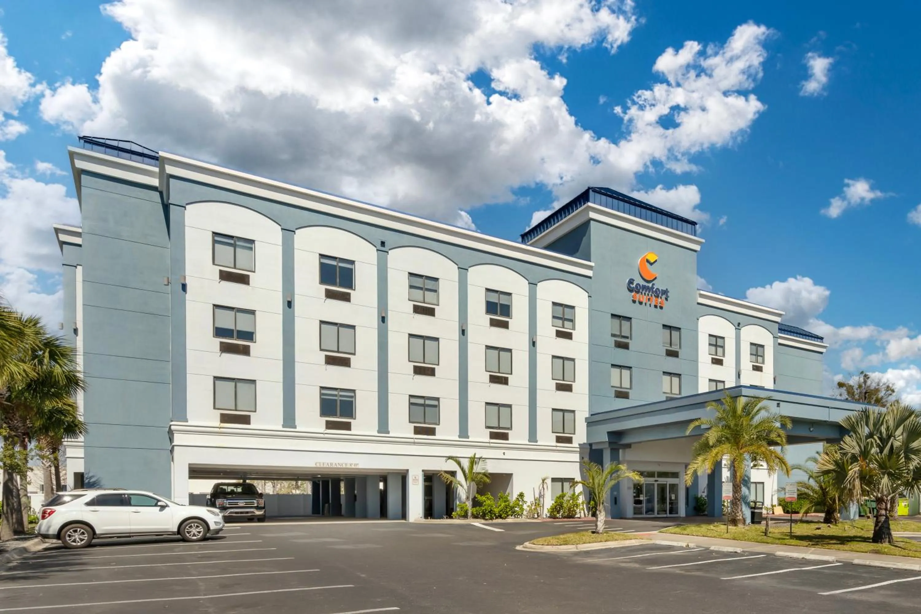 Property building in Comfort Suites West Jacksonville