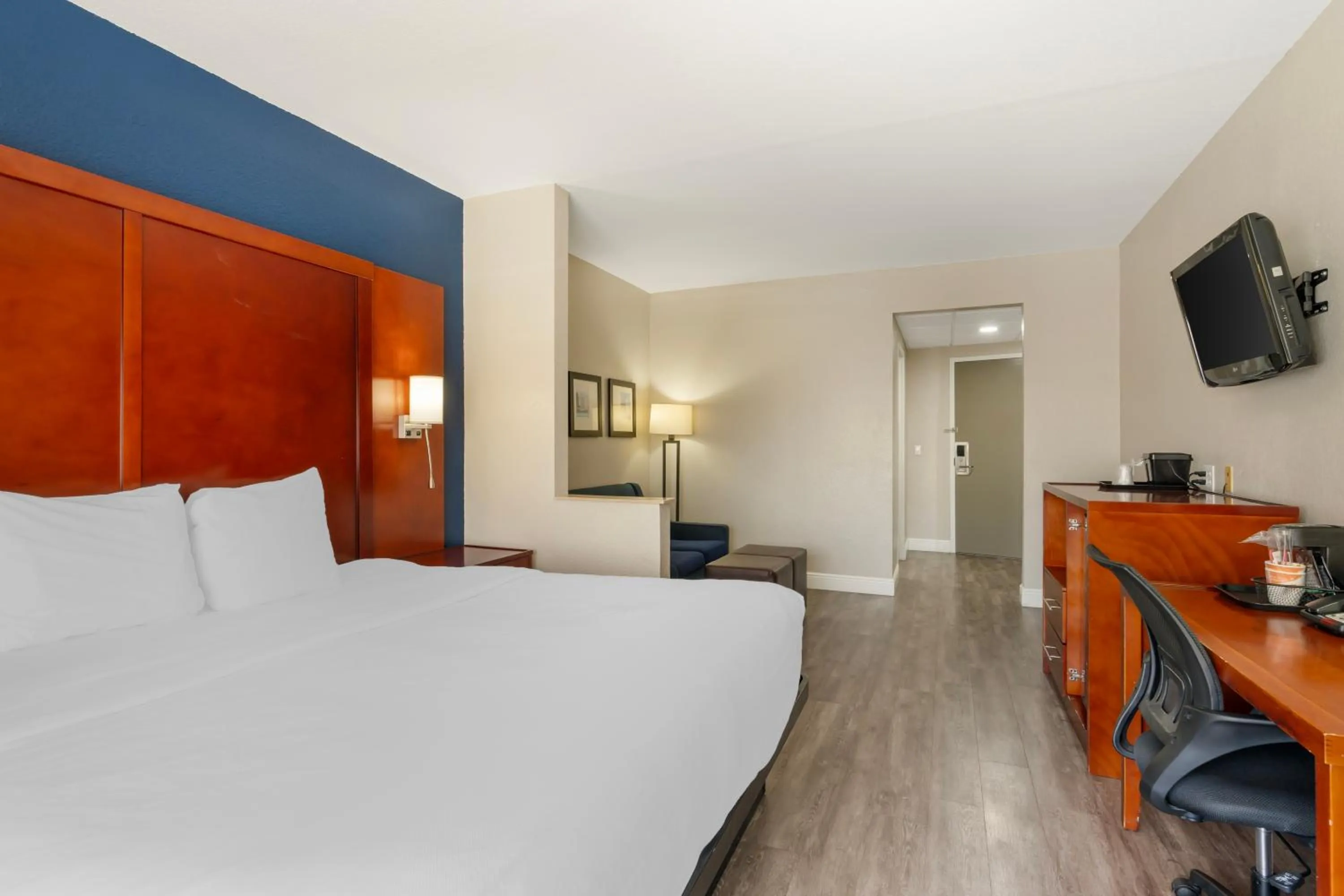 Bedroom, Bed in Comfort Suites West Jacksonville