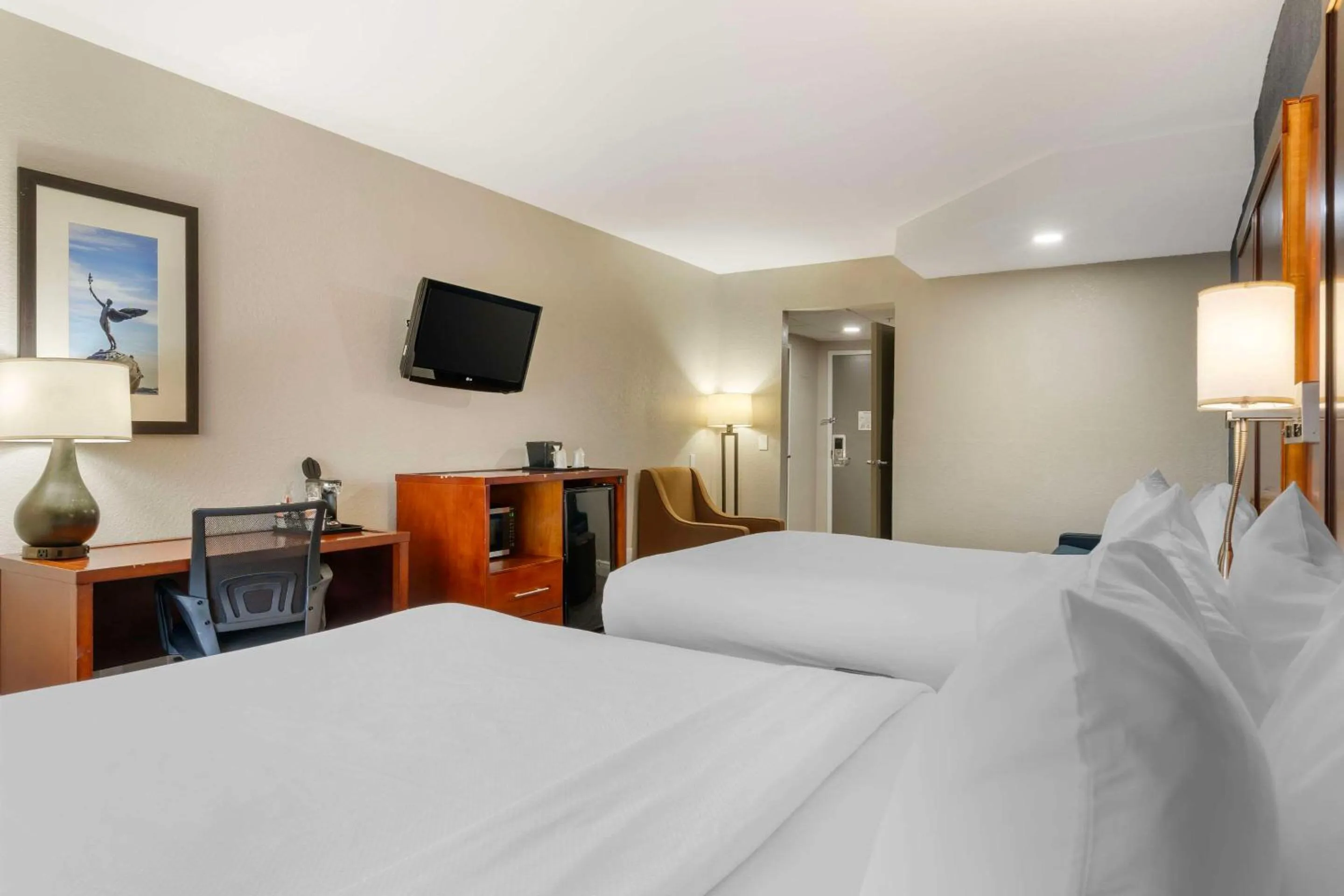 Bedroom, Bed in Comfort Suites West Jacksonville