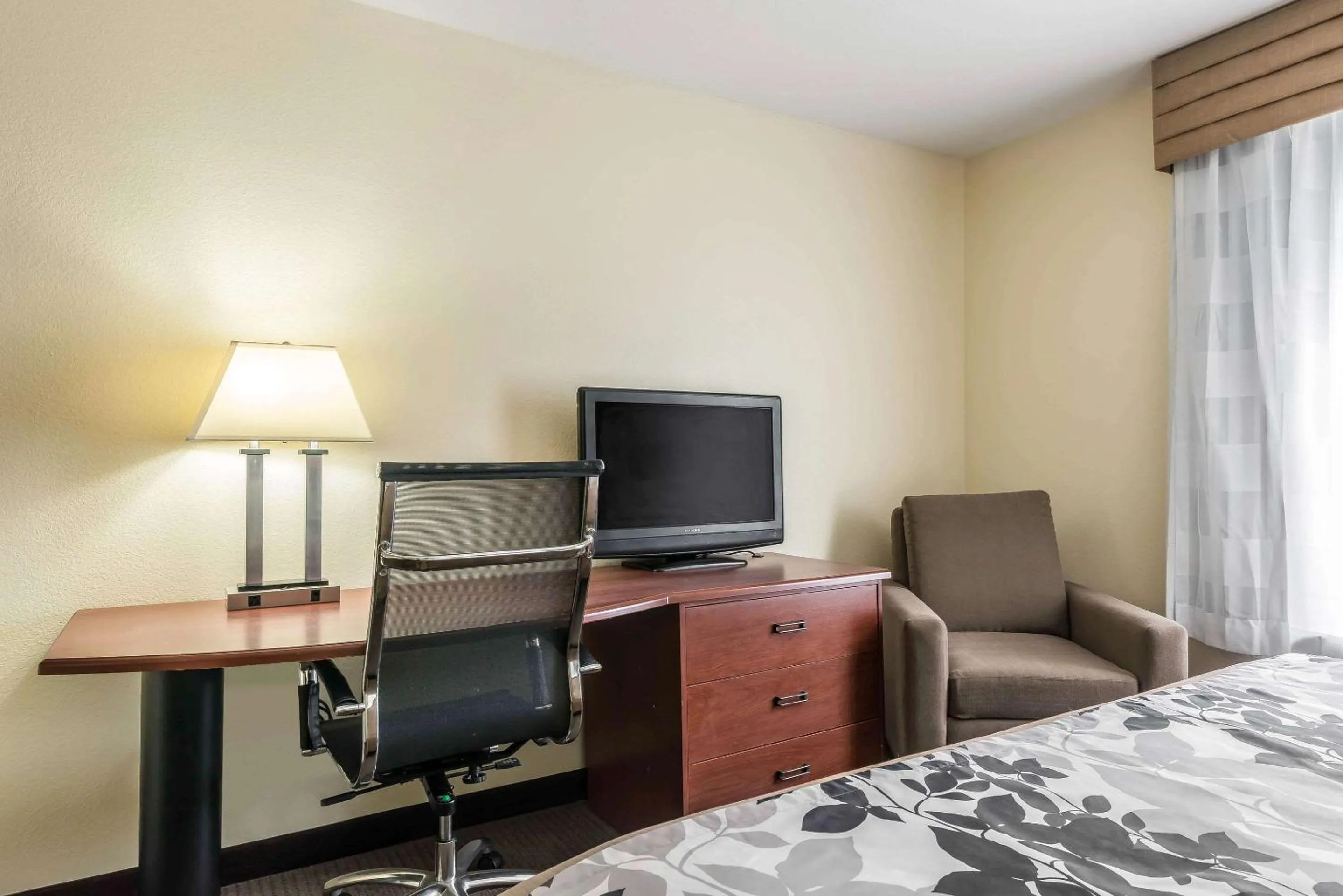 Bedroom, Bed in Sleep Inn & Suites University-Shands