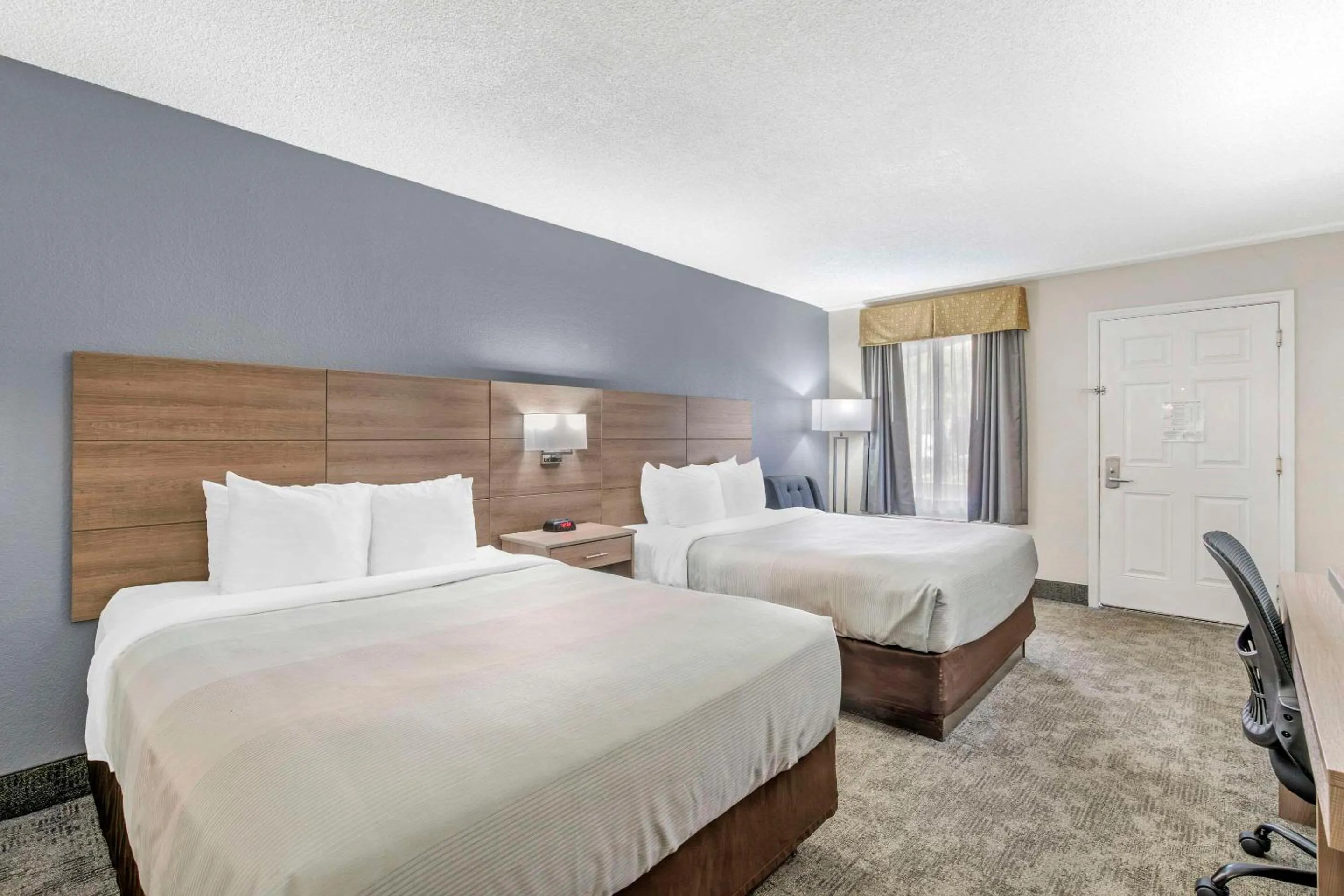 Bedroom, Bed in Quality Inn Daytona Speedway - I-95