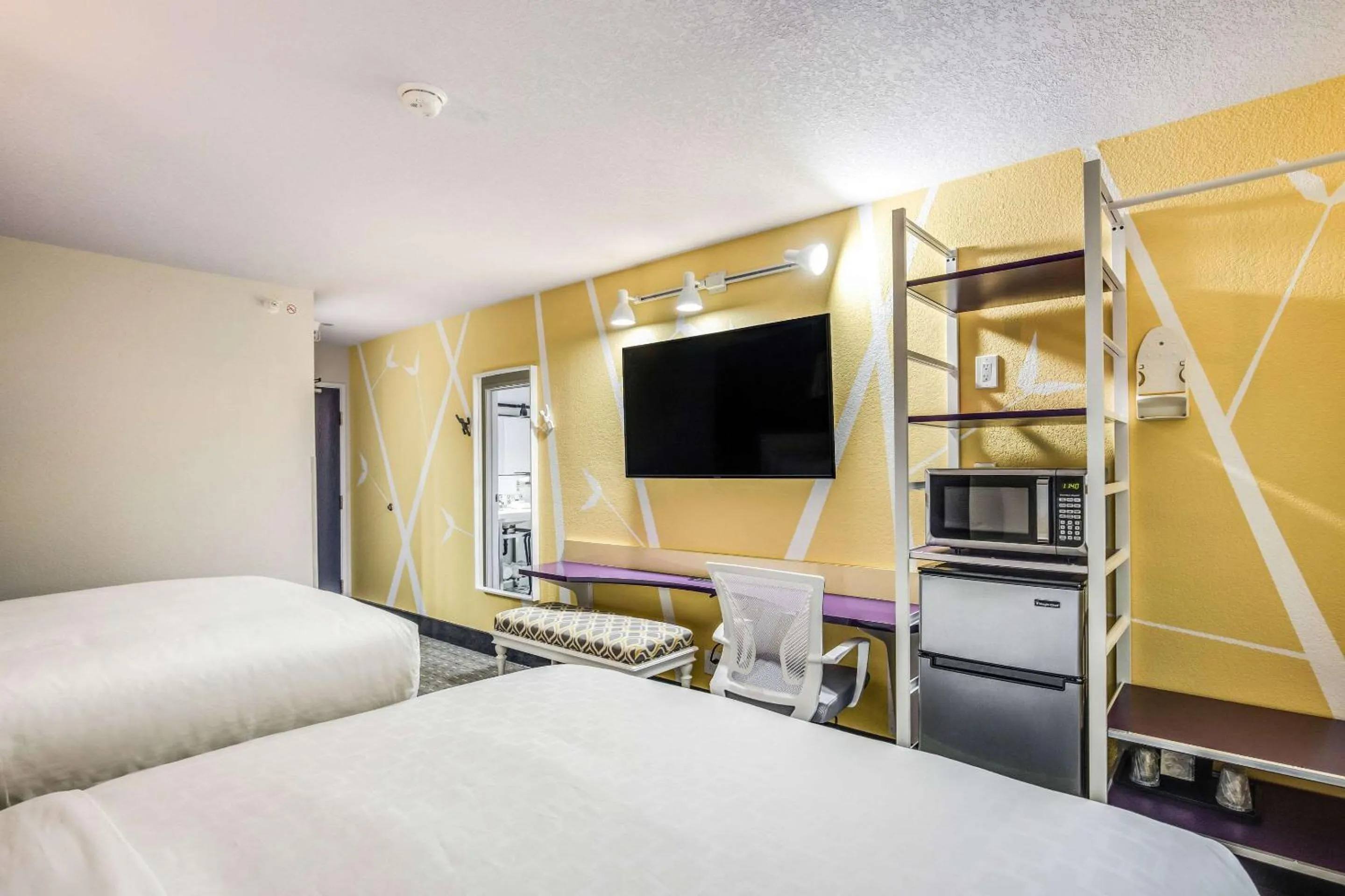 Bedroom, Bed in Clarion Pointe Tallahassee-State Capitol