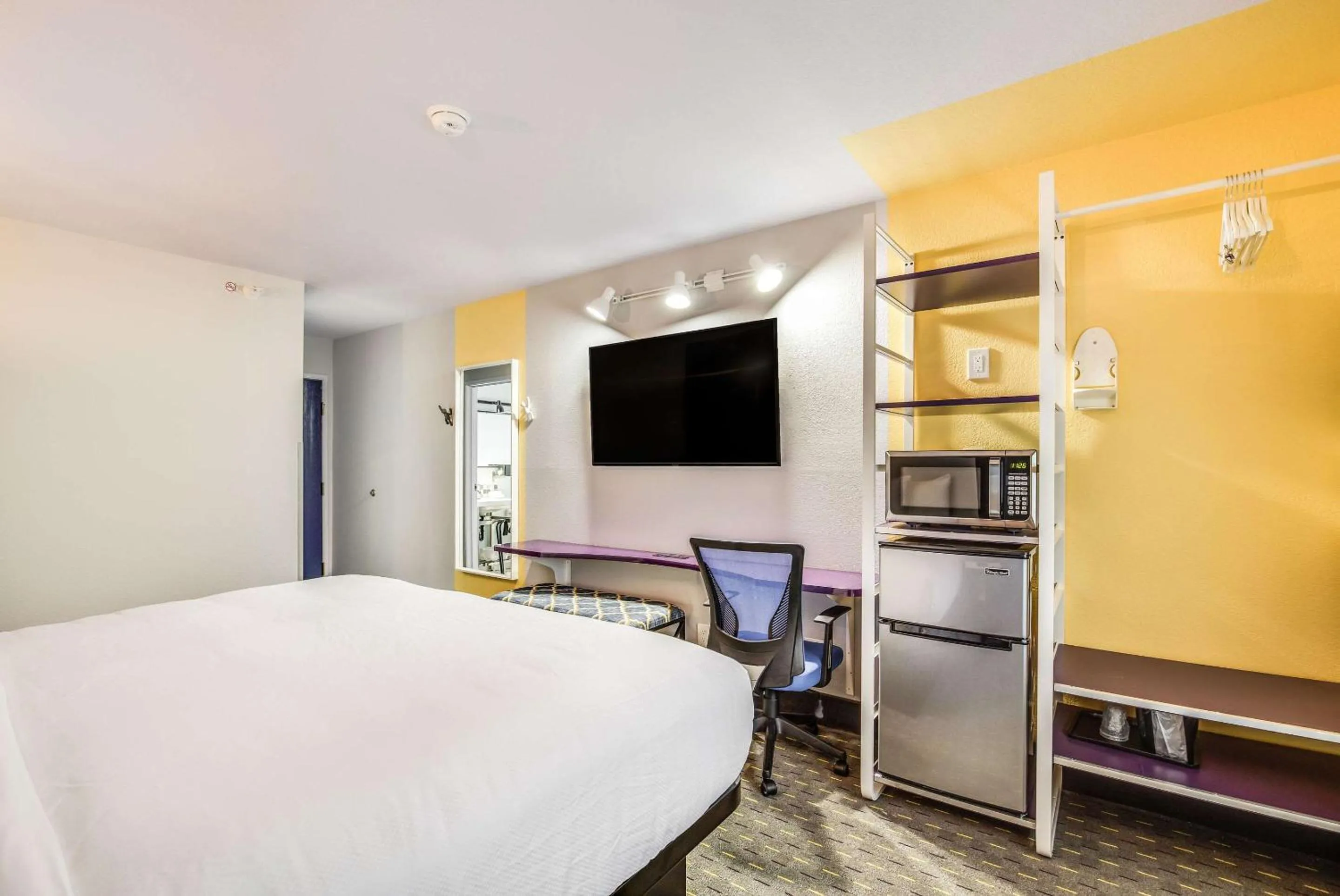 Bedroom, Bed in Clarion Pointe Tallahassee-State Capitol