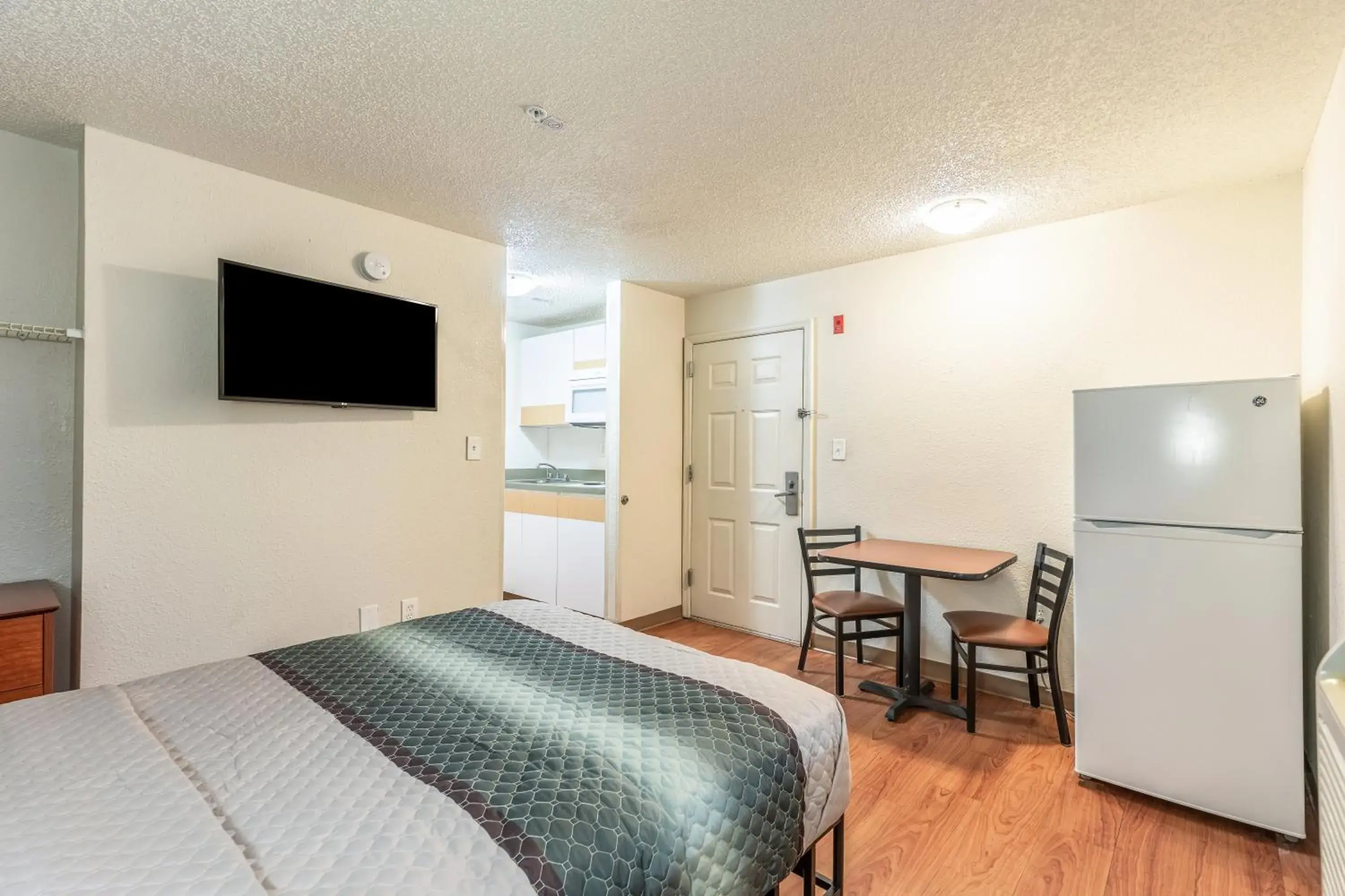 Studio Queen Room Non-Smoking in HomeTowne Studios by Red Roof Orlando - Casselberry Studio Queen Room Non-Smoking in HomeTowne Studios by Red Roof Orlando - Casselberry