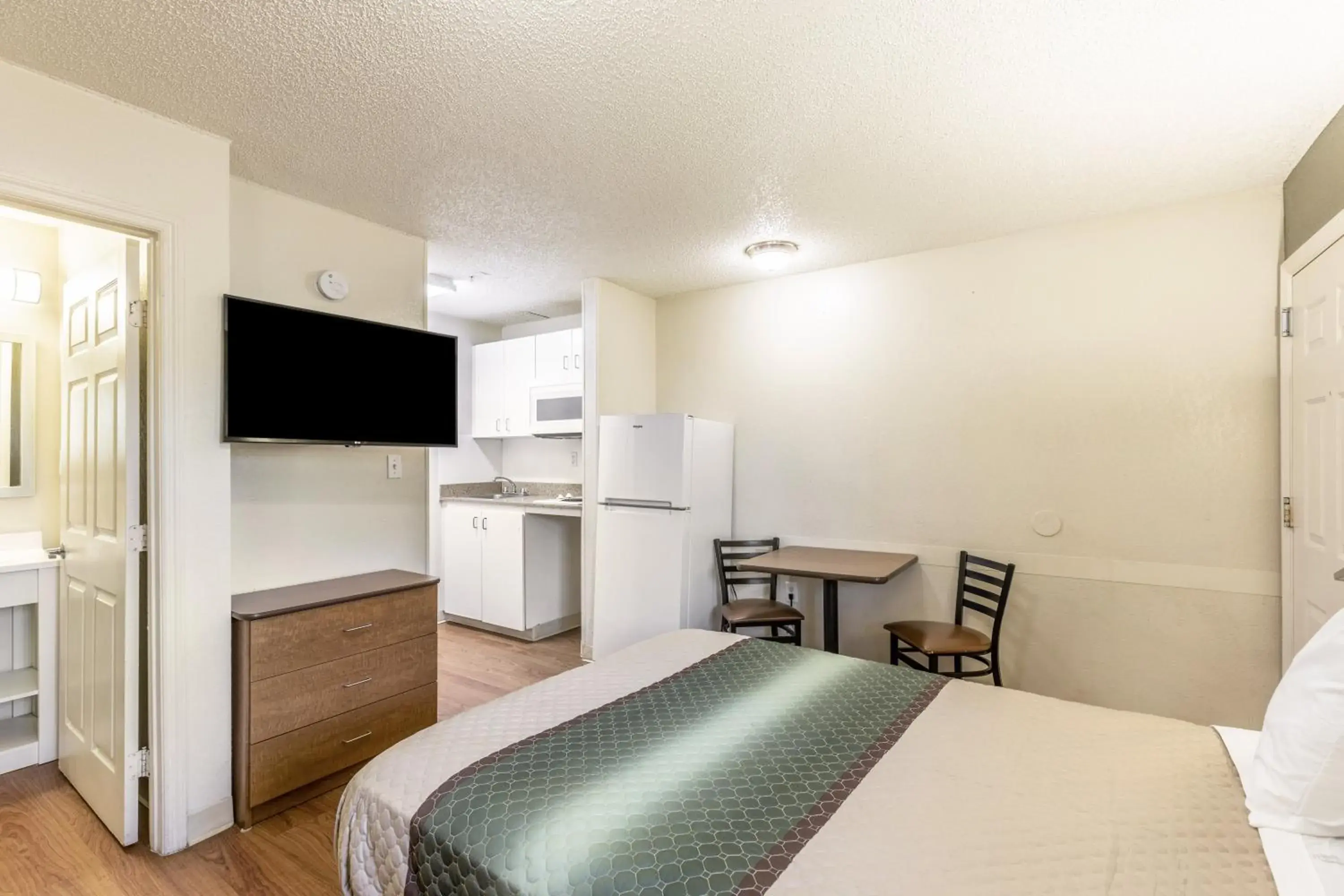 Studio Room with Two Double Beds Non-Smoking in HomeTowne Studios by Red Roof Orlando - Casselberry Studio Room with Two Double Beds Non-Smoking in HomeTowne Studios by Red Roof Orlando - Casselberry