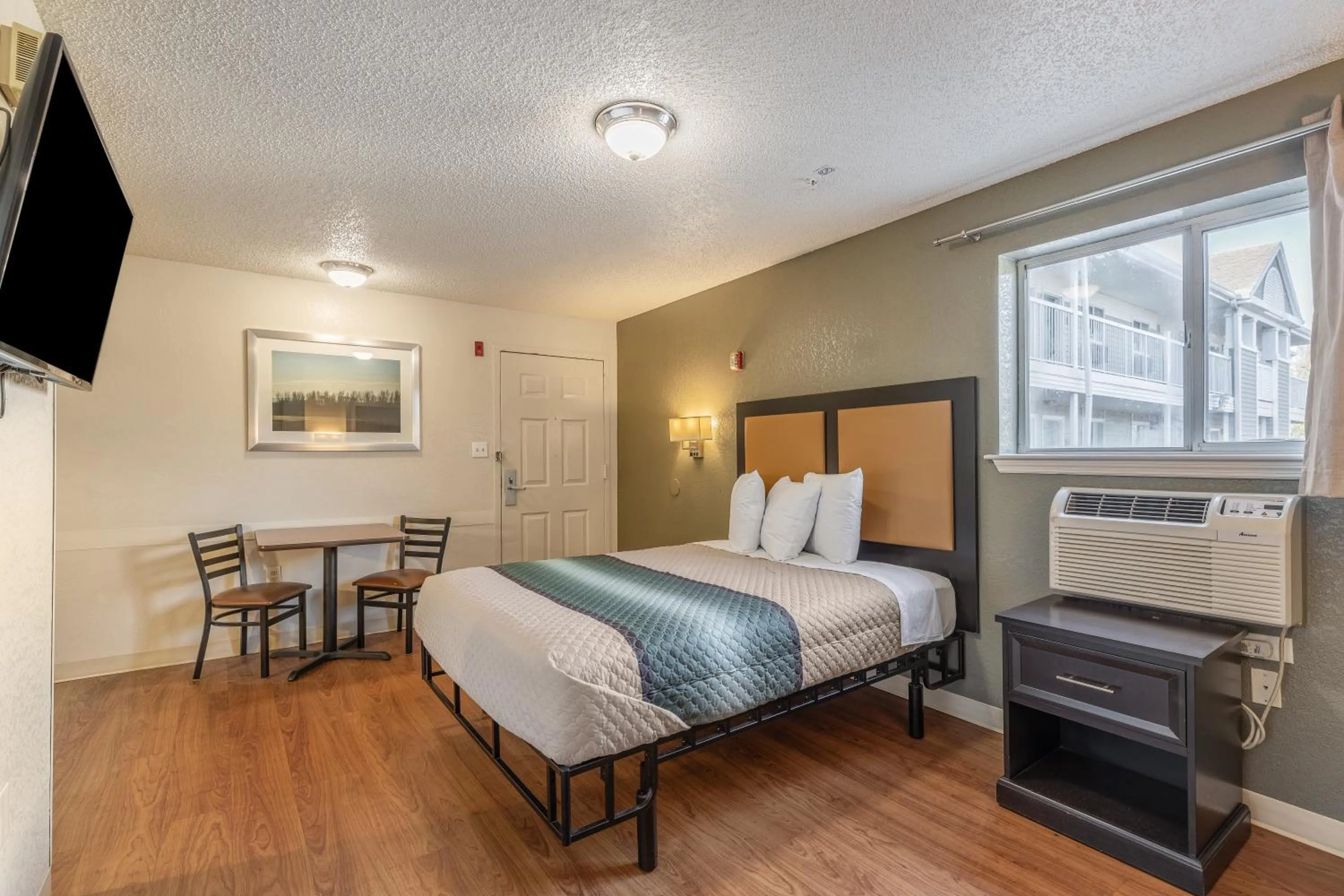 Photo of the whole room, Bed in HomeTowne Studios by Red Roof Orlando - Casselberry