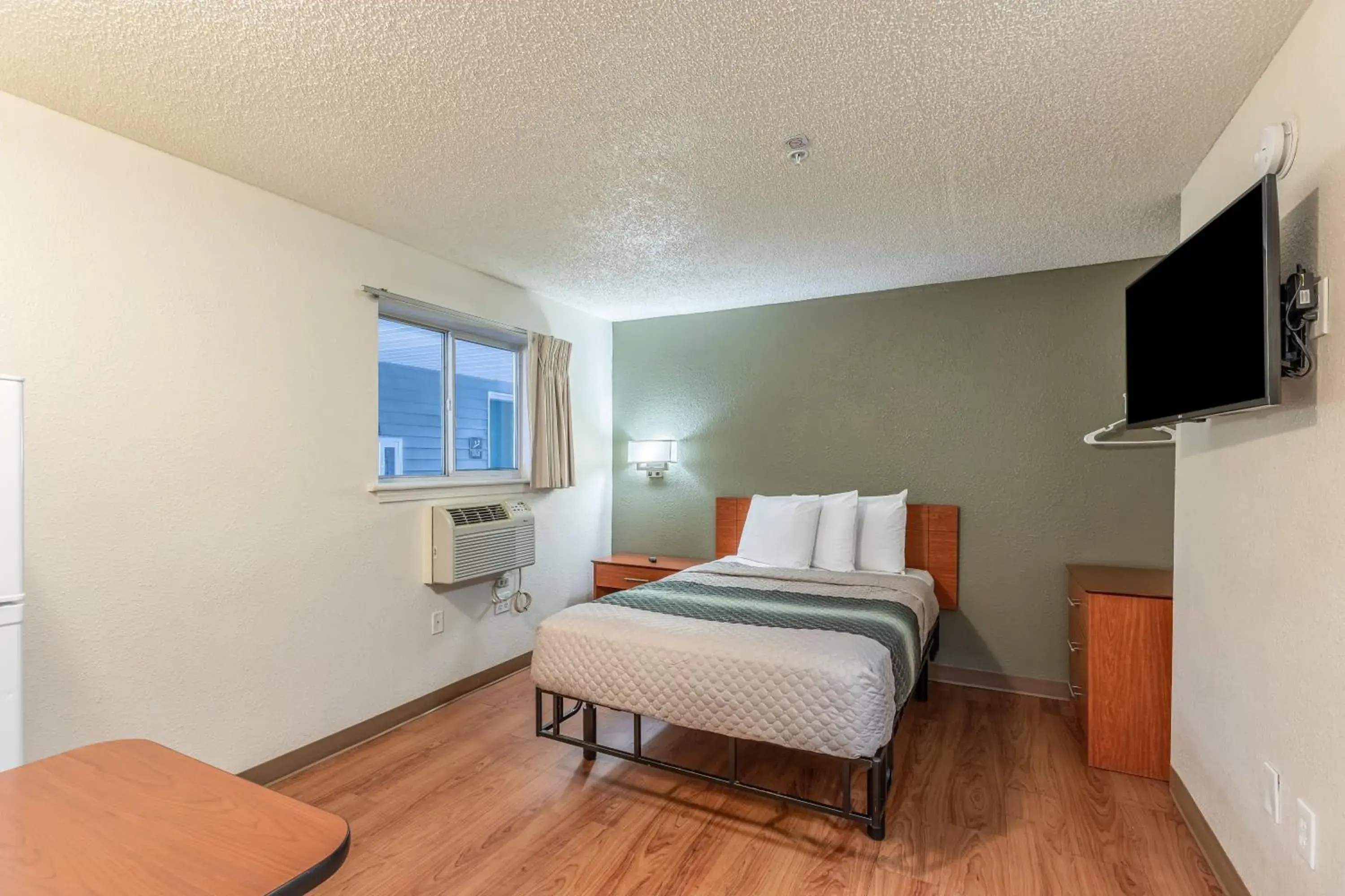 Studio Queen Room Disability Access Non-Smoking in HomeTowne Studios by Red Roof Orlando - Casselberry Studio Queen Room Disability Access Non-Smoking in HomeTowne Studios by Red Roof Orlando - Casselberry