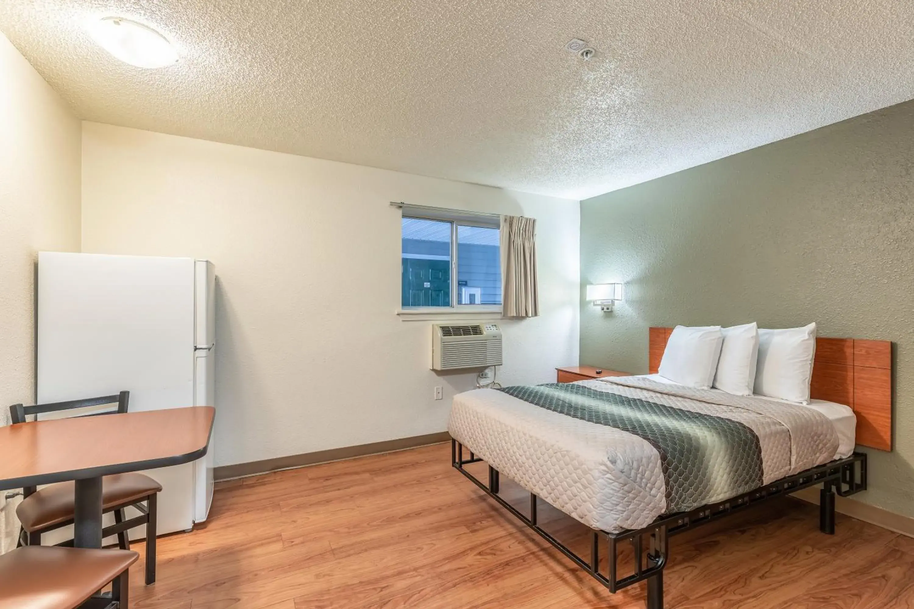 Studio Queen Room Smoking in HomeTowne Studios by Red Roof Orlando - Casselberry Studio Queen Room Smoking in HomeTowne Studios by Red Roof Orlando - Casselberry