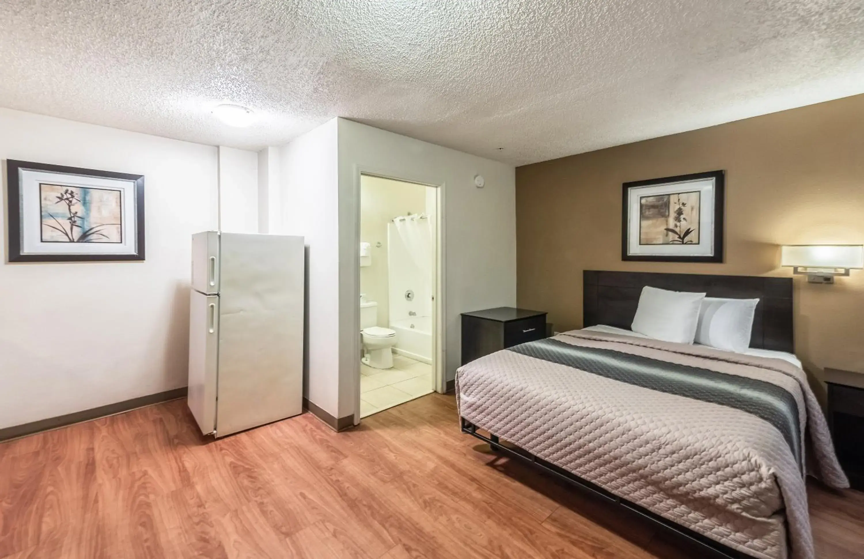 Studio Queen Room Disability Access Non-Smoking in HomeTowne Studios by Red Roof Orlando South Studio Queen Room Disability Access Non-Smoking in HomeTowne Studios by Red Roof Orlando South