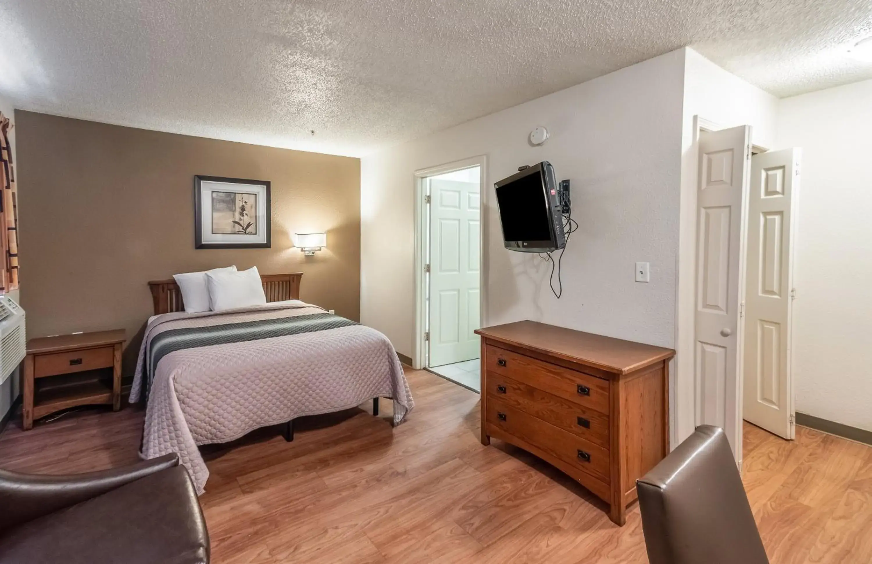 Studio Queen Room Disability Access Smoking in HomeTowne Studios by Red Roof Orlando South Studio Queen Room Disability Access Smoking in HomeTowne Studios by Red Roof Orlando South