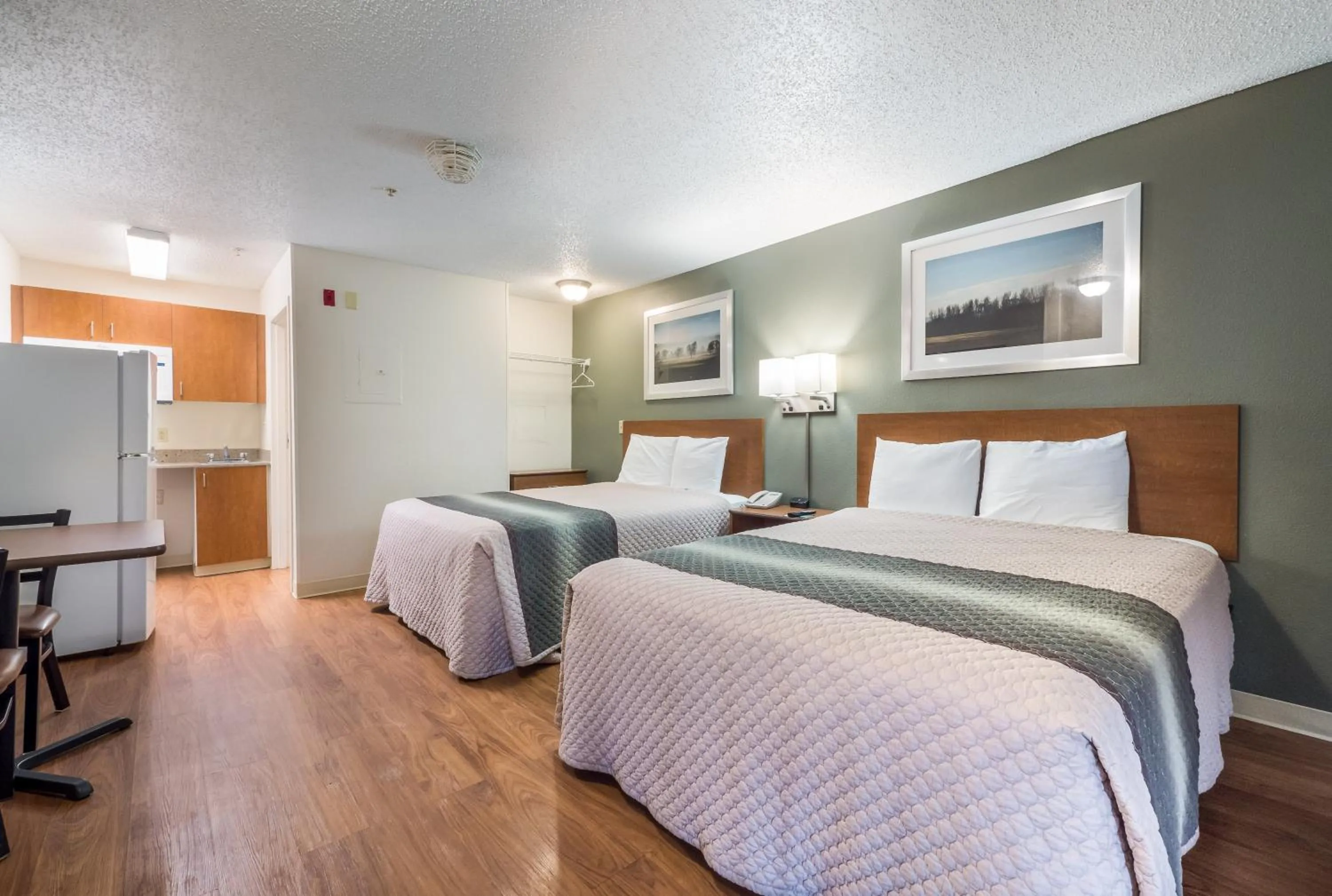 Photo of the whole room, Bed in HomeTowne Studios by Red Roof Orlando South